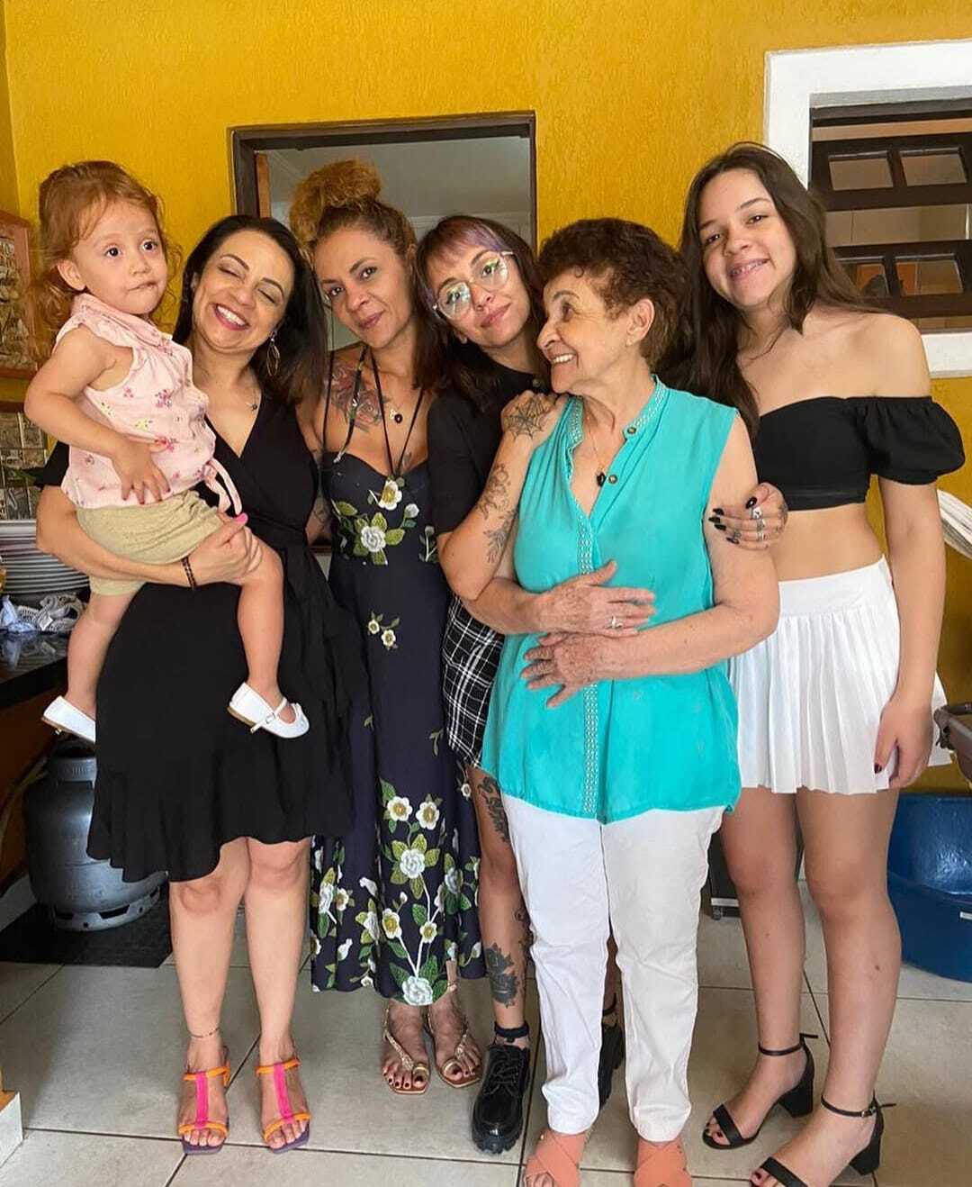 Cíntia rodeada pelas mulheres da sua vida: a mãe Avani, a irmã Ana Paula, a filha Naiara, a sobrinha e a neta Maria Luiza. Para ela, estar cercada por essas presenças femininas é o que há de mais valioso. Aos 45 anos, fez um voto: viver apenas entre pessoas e lugares que lhe tragam amor e felicidade. Desde então, escolhe se rodear dessas mulheres, que são força, ternura e companheiras de jornada.