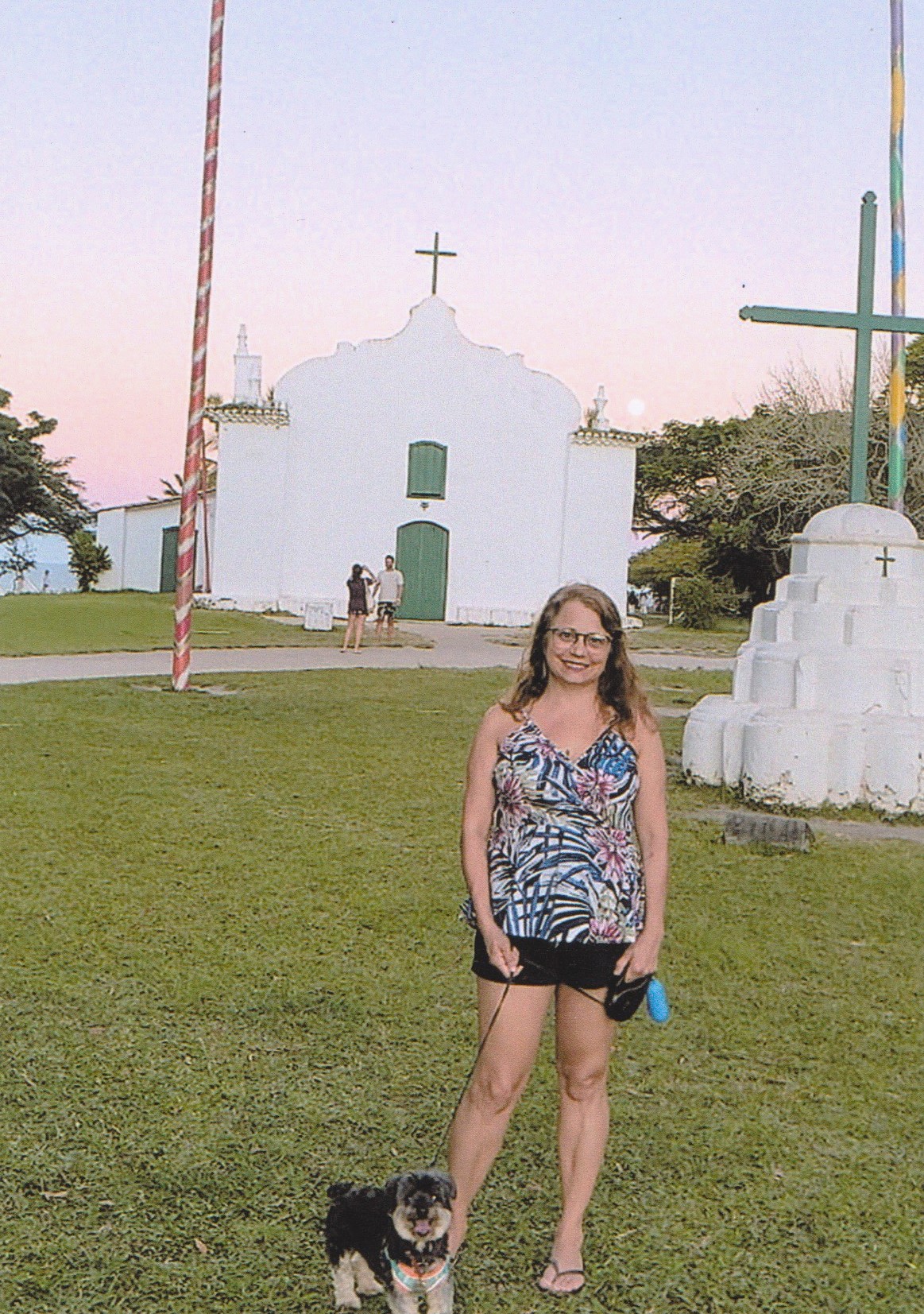 No famoso Quadrado de Trancoso, Sandra caminha acompanhada de Dean durante a viagem realizada em julho de 2025 para celebrar a aposentadoria de Vagner. O espaço histórico serve de cenário para um momento de vínculo familiar e laço com o amigo de quatro patas.