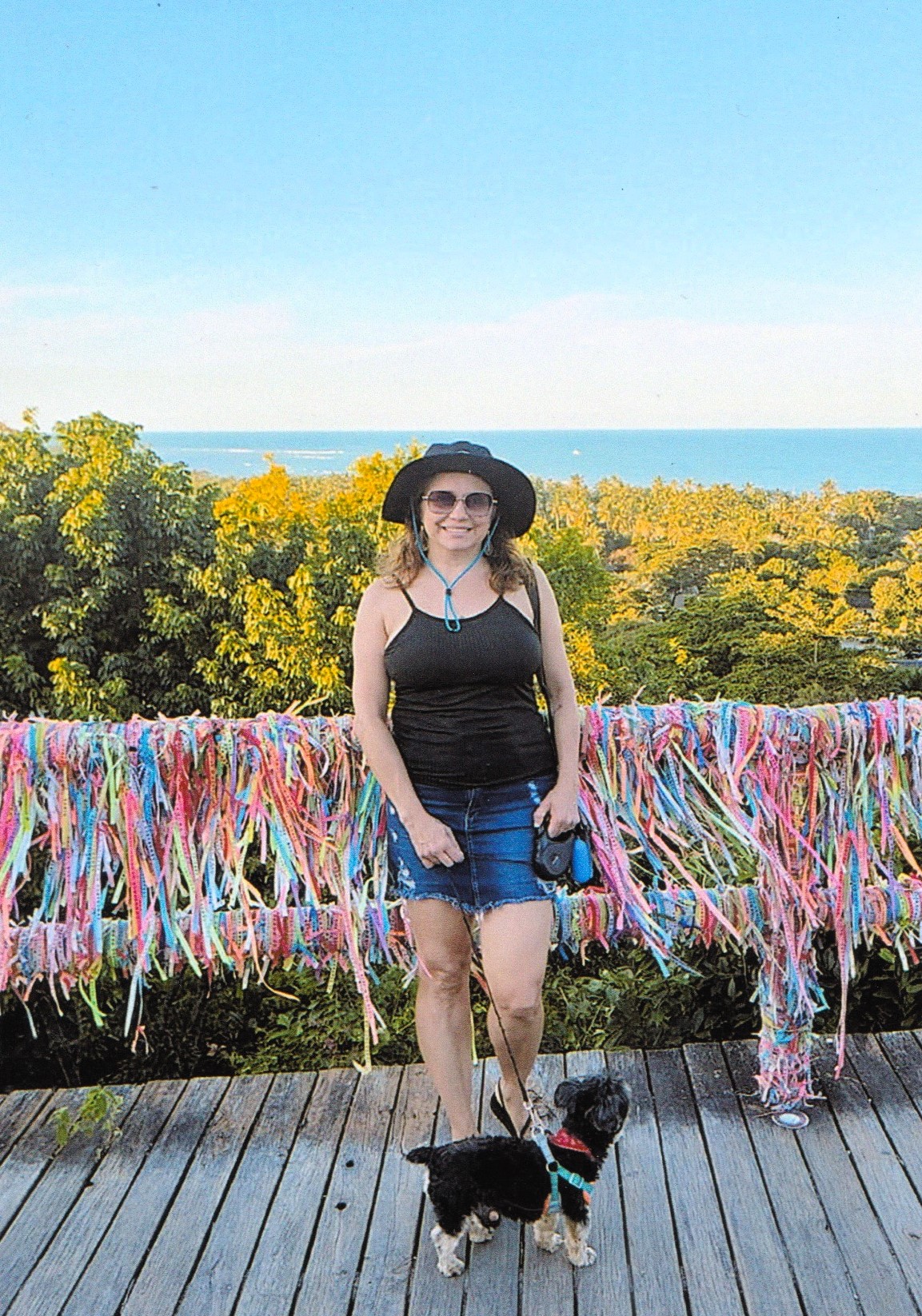 Em Arraial d’Ajuda, Sandra e Dean visitam o mirante das fitas, espaço conhecido pelos laços coloridos que simbolizam pedidos e esperanças. O registro integra a viagem realizada em julho de 2025 para celebrar a aposentadoria de Vagner, unindo tradição local, paisagem e o gesto simples de compartilhar o caminho com o companheiro de quatro patas da família.