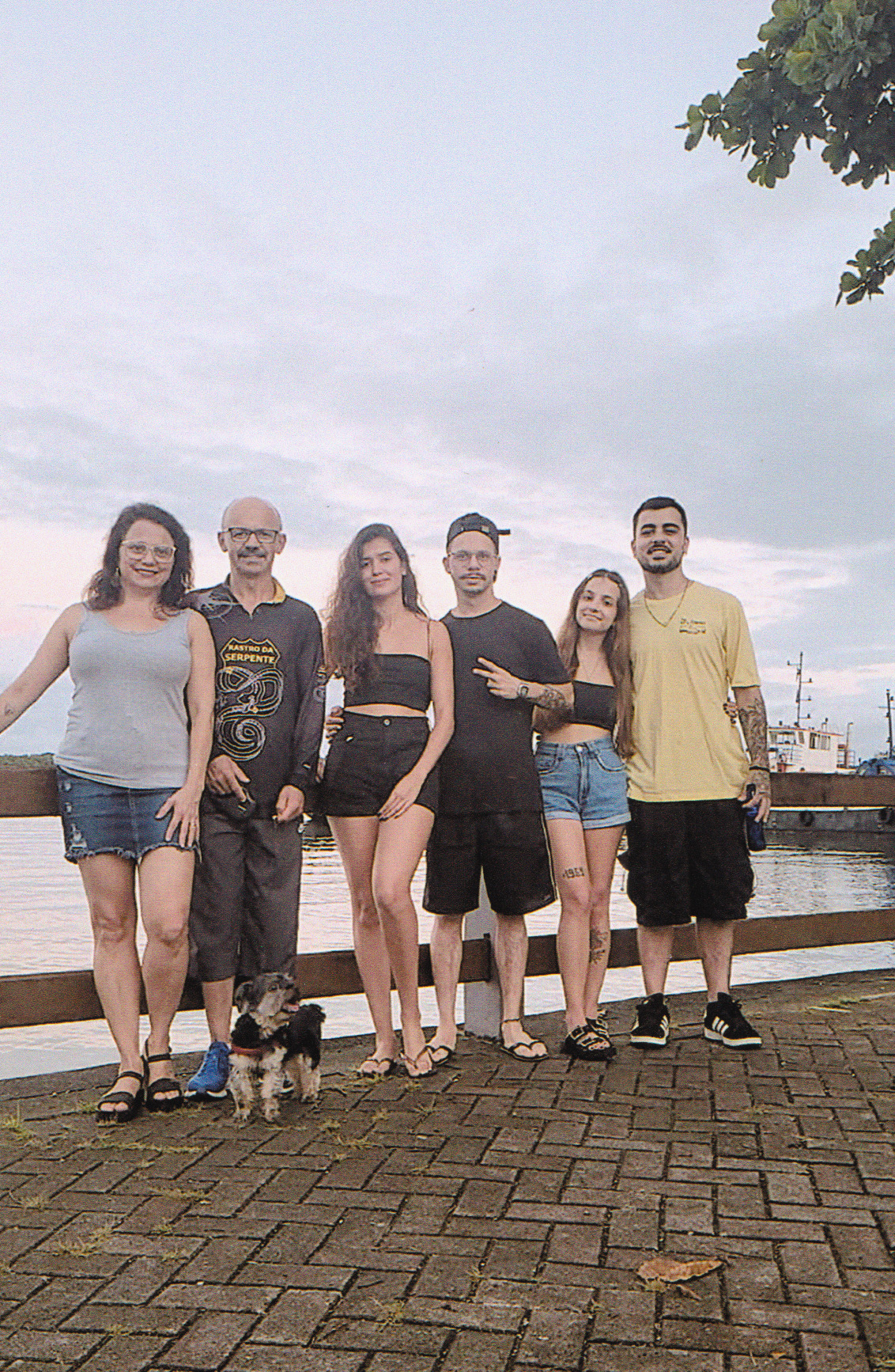 Em Cananéia, durante a Páscoa de 2025, Sandra, Vagner, os filhos Vinícius e Giovana, a namorada do filho, Rafaela, o namorado da filha, Arthur e o cachorro Dean reúnem-se em uma viagem em família. A fotografia valoriza o encontro entre gerações, afetos e presenças.