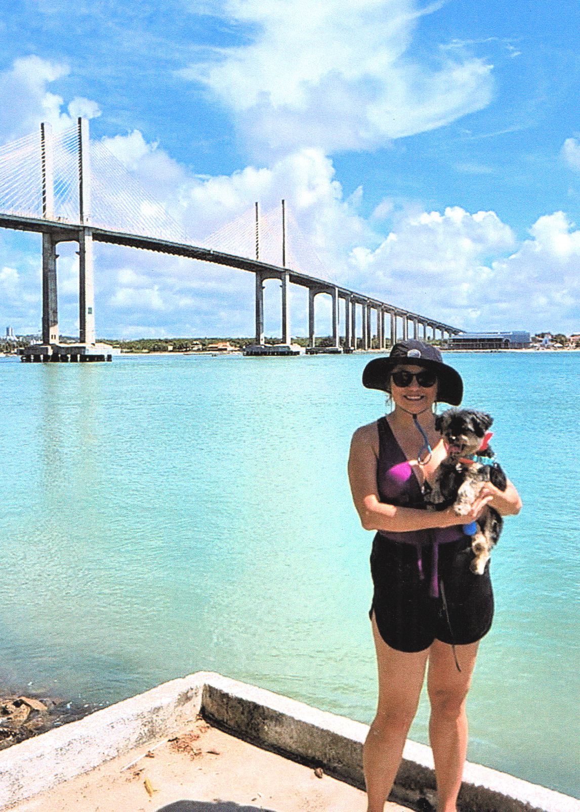 Em julho de 2025, Sandra e o cachorrinho Dean visitam a área próxima à Fortaleza dos Reis Magos, em Natal, durante a longa viagem pelo Nordeste organizada para celebrar a aposentadoria de Vagner, esposo de Sandra. A fortaleza, imponente e carregada de narrativas sobre guerras e disputas coloniais, contrasta com a experiência tranquila do passeio em família.