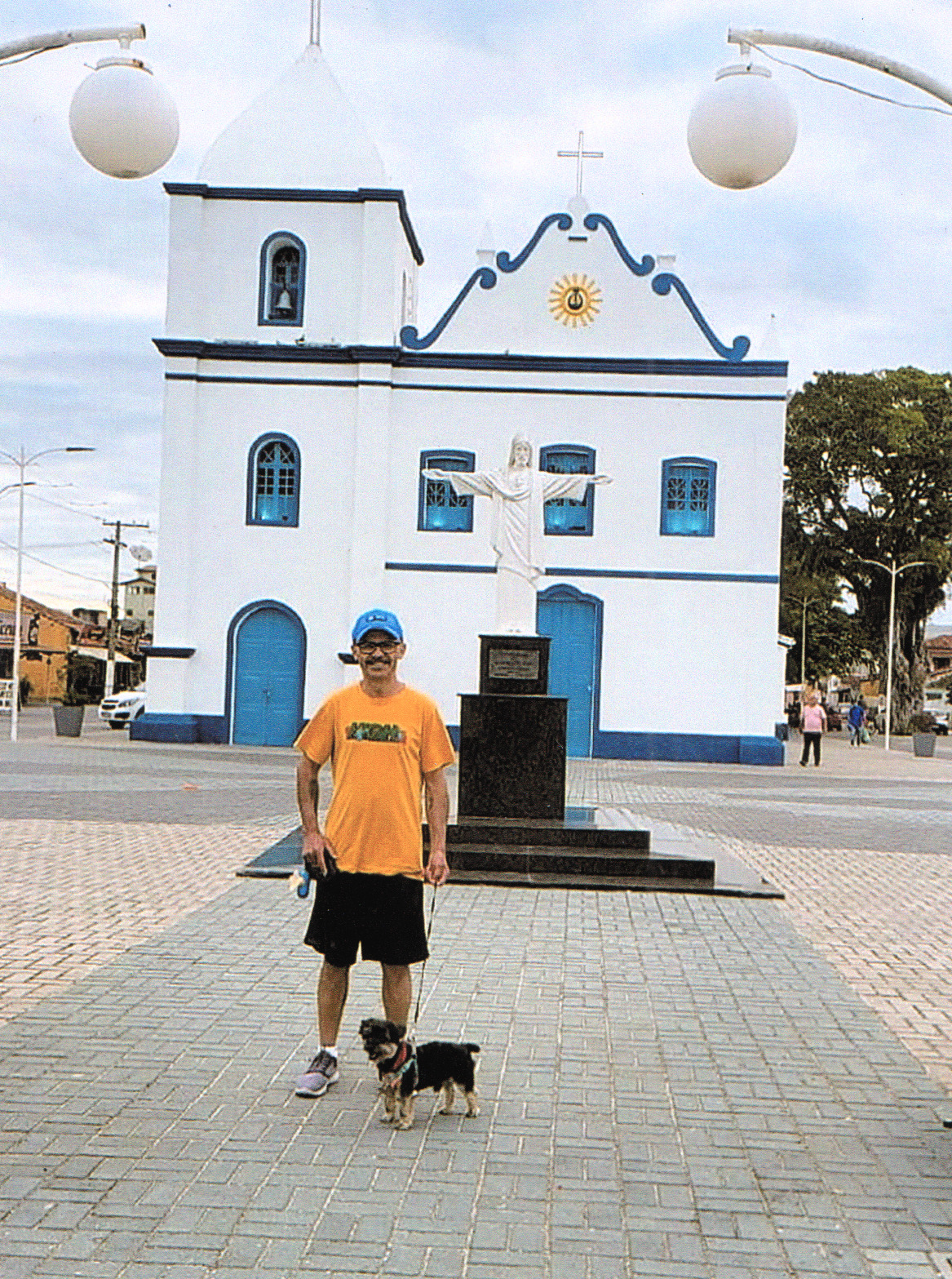 Em julho de 2025, Vagner, esposo de Sandra, aparece ao lado de Dean na cidade de Prado, no sul da Bahia, durante a viagem organizada para comemorar a sua aposentadoria como metalúrgico. A cidade litorânea, próxima ao mar, serve como cenário para um momento de convivência tranquila entre homem e animal. A fotografia reforça o papel de Dean como presença constante nas experiências familiares e nos deslocamentos ao longo do itinerário.