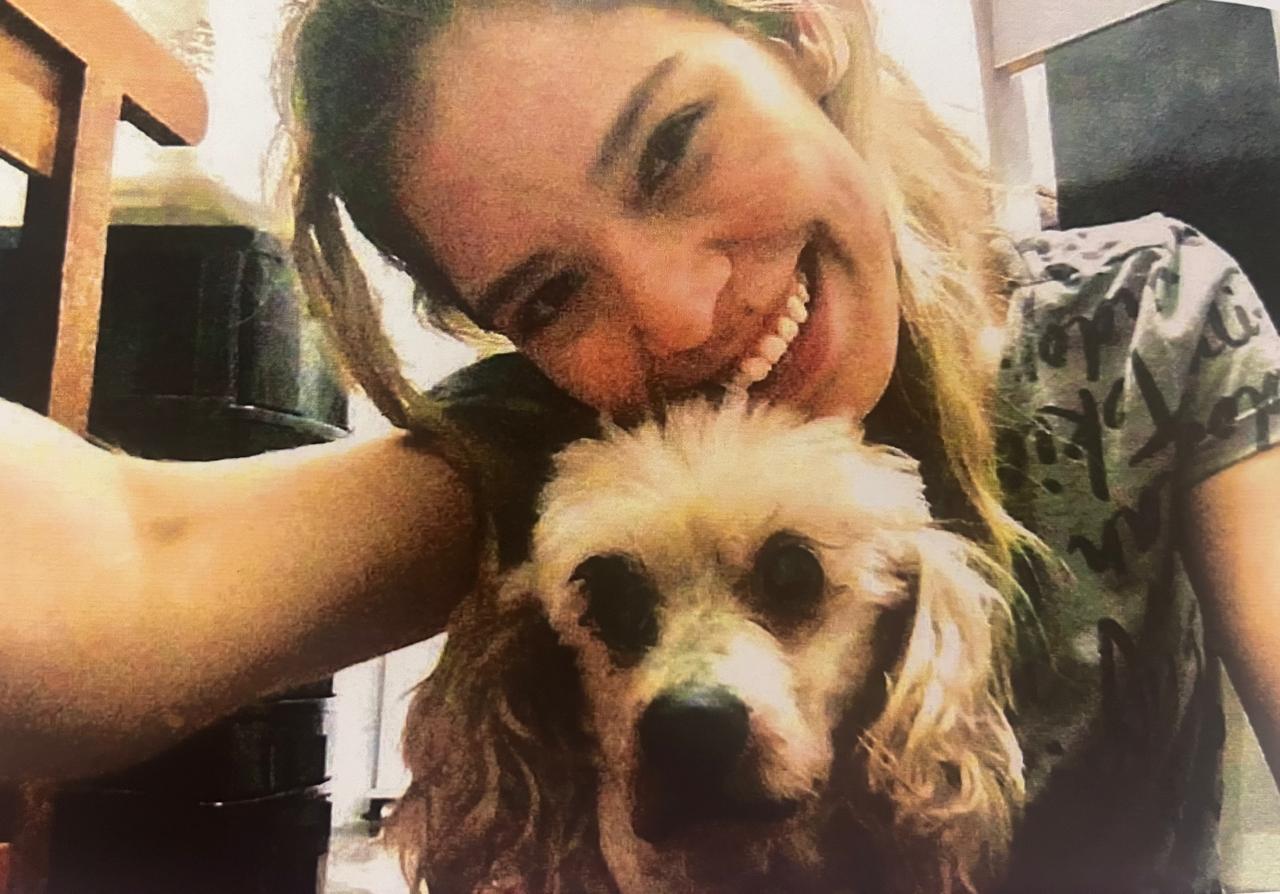 Último registro de Dayana com Faith, a Fefê, sua cadelinha e companheira por 14 anos. A imagem guarda a despedida silenciosa de uma relação marcada por lealdade, cuidado e amor.