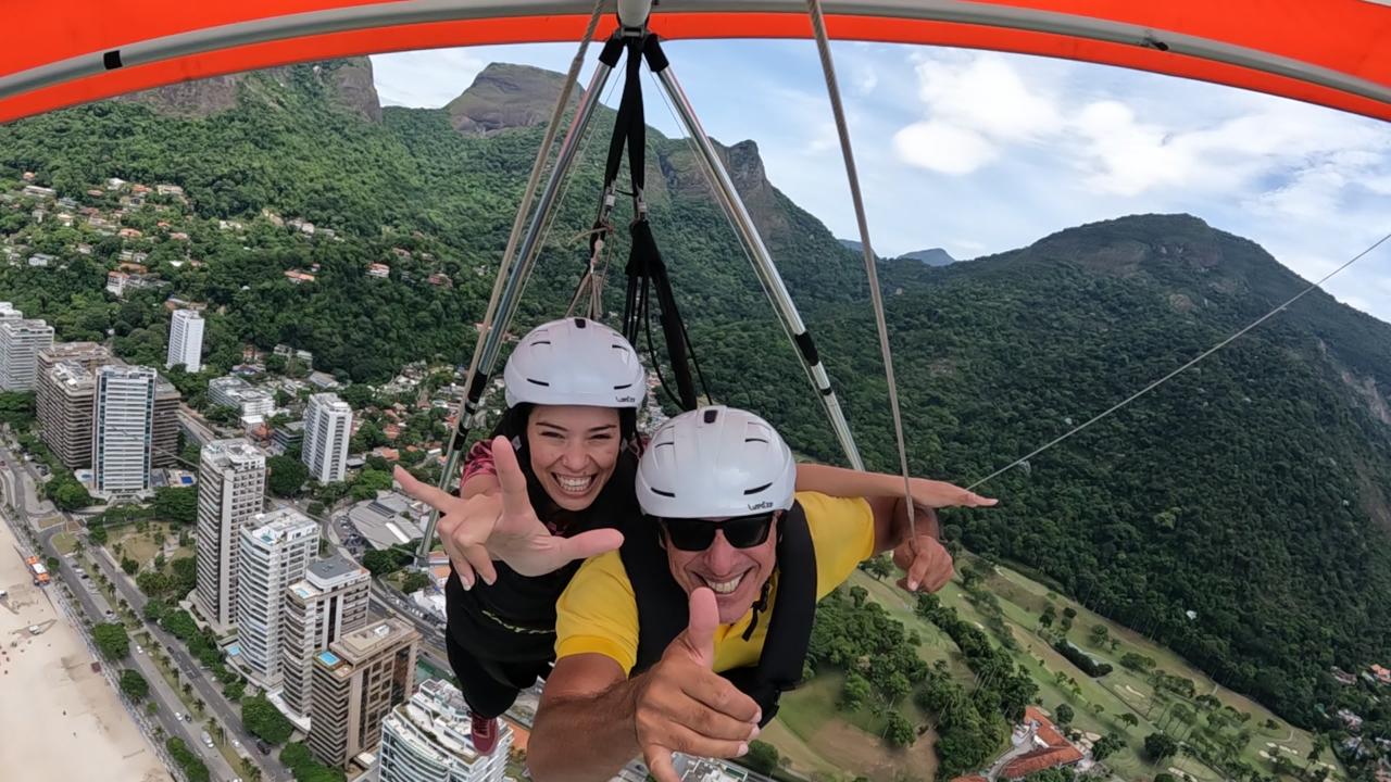 Dayana registra o momento de voo de asa delta, acompanhada por um instrutor. Ela lembra que o rapaz antes do voo falou: “Vamos brincar de passarinho!” E foi para ela um momento inesquecível!