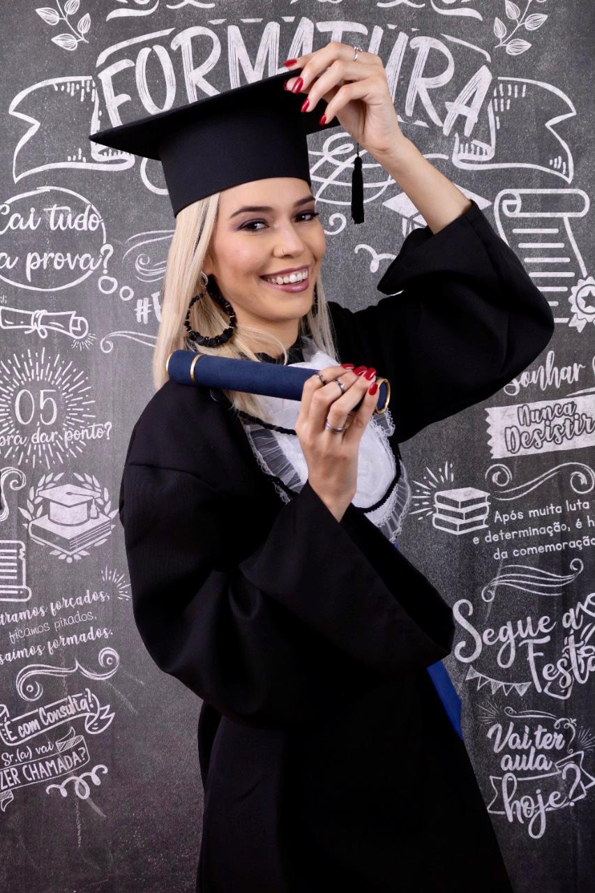 Registro da formatura de Dayana na graduação em Psicologia. A imagem marca uma conquista pessoal e profissional, considerada por ela um ponto de virada em sua trajetória.