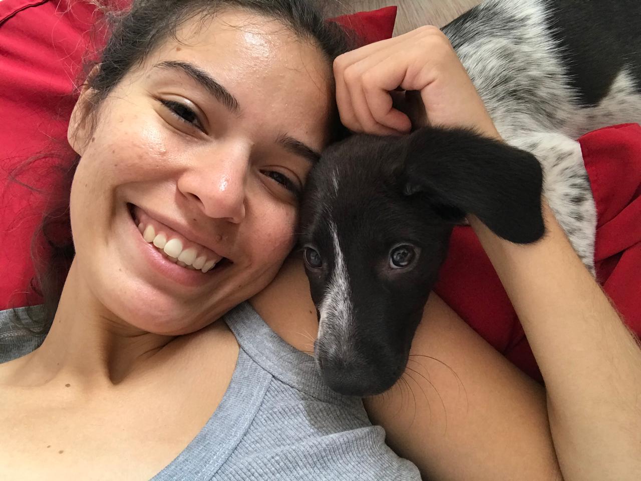 Beyoncé, apelidada como Bibi, aparece com dois meses de vida. A cadelinha chega para adoçar os dias de Dayana, trazendo ternura, presença e laços afetivos.