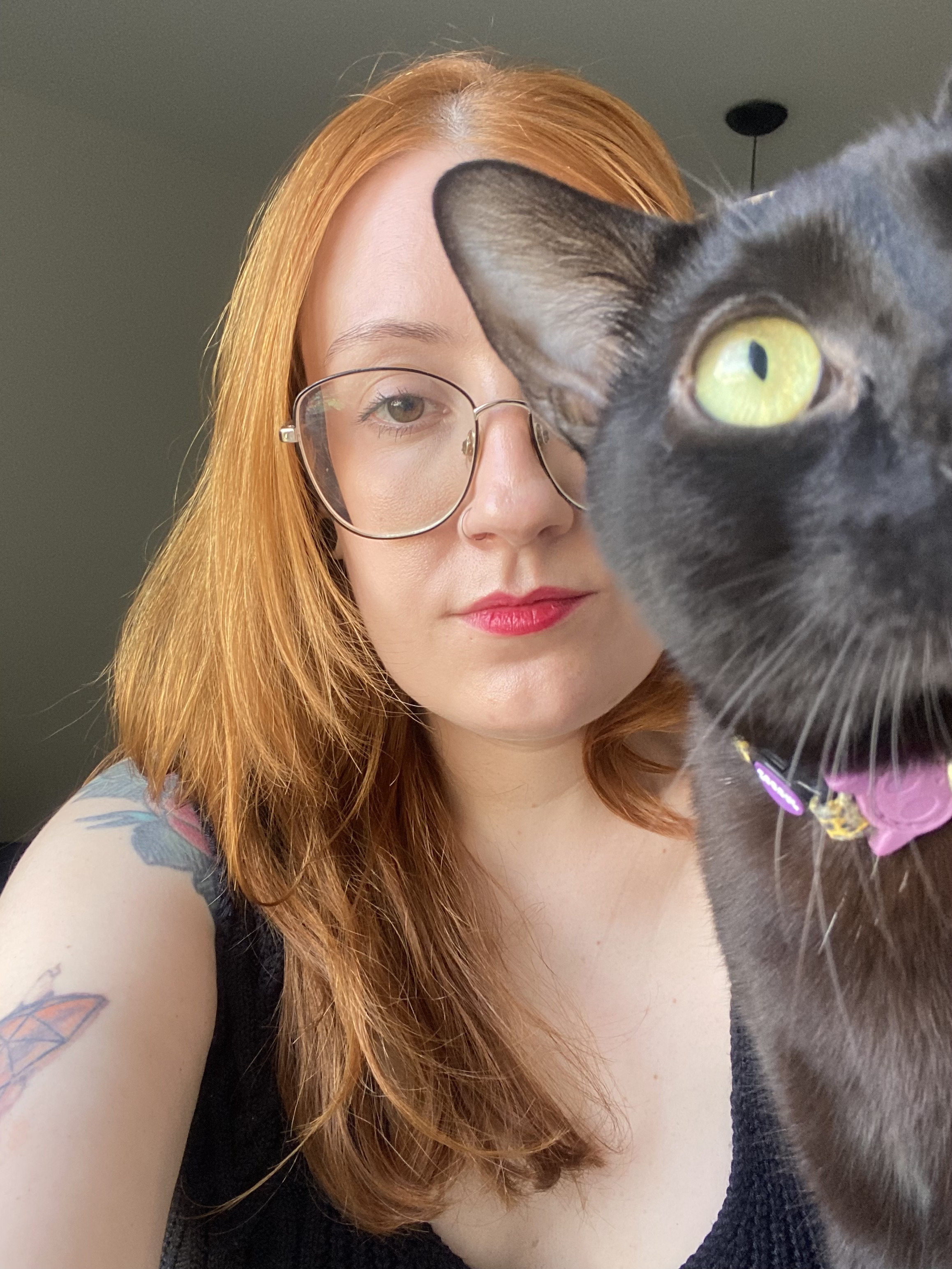 No dia em que completa 32 anos, Raissa mantém um ritual pessoal: tentar registrar uma fotografia ao lado de Déjà. O gesto se repete a cada aniversário, mesmo com a dificuldade de fazê-lo ficar parado. Entre muitas tentativas frustradas, esta imagem se destaca como a mais bonita e se torna uma de suas favoritas. A fotografia guarda não apenas a celebração da data, mas a persistência do afeto e da vontade de transformar o convívio cotidiano em memória duradoura.