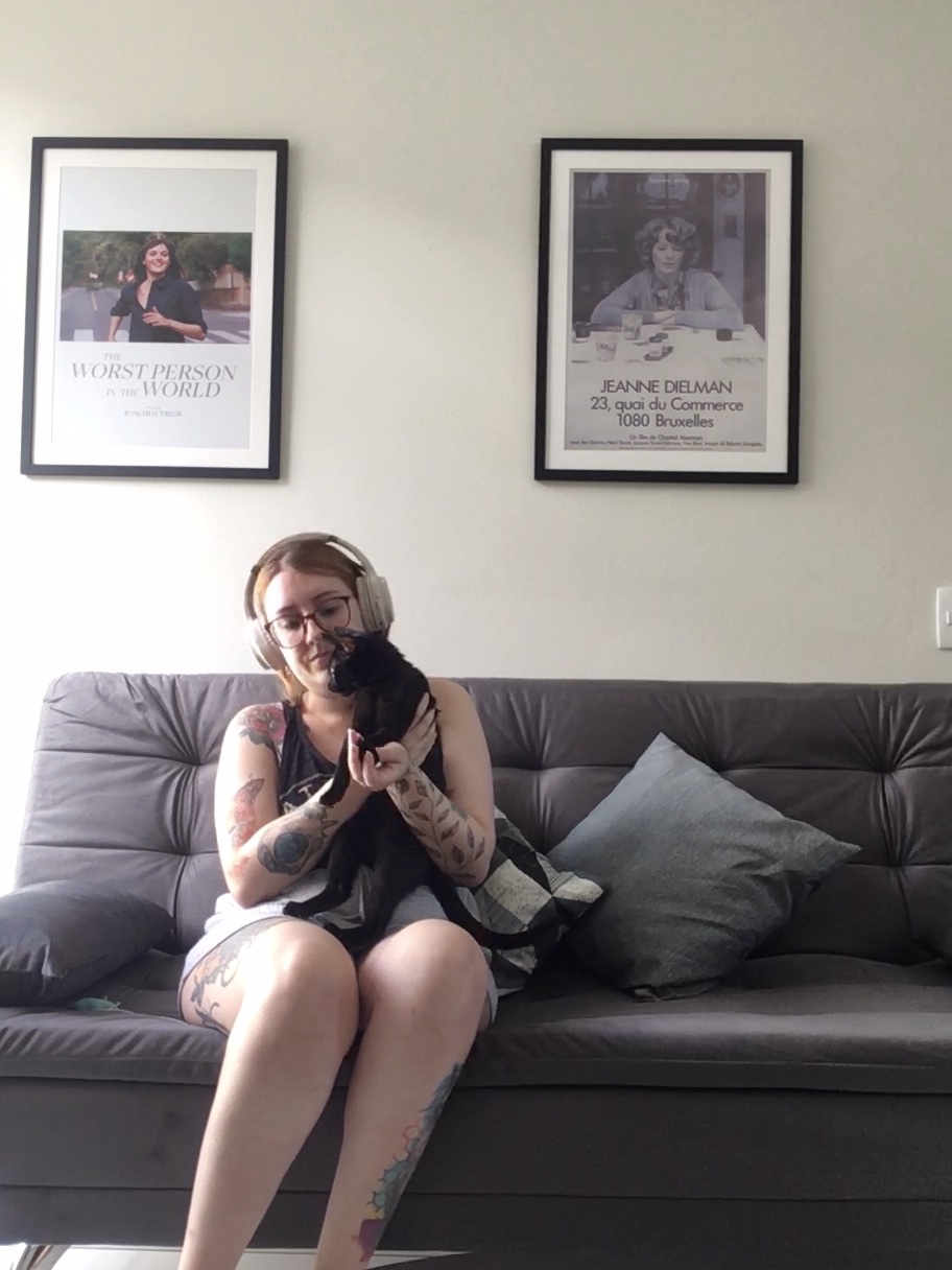 Em março de 2022, na manhã seguinte à primeira noite no novo apartamento, Raissa faz a primeira fotografia dela com Déjà naquele espaço. Ela espera que os móveis essenciais estejam no lugar, especialmente o sofá, para sentir que a casa está pronta para os dois. O registro acontece após alguma insistência, como forma de marcar um momento importante de recomeço e pertencimento.