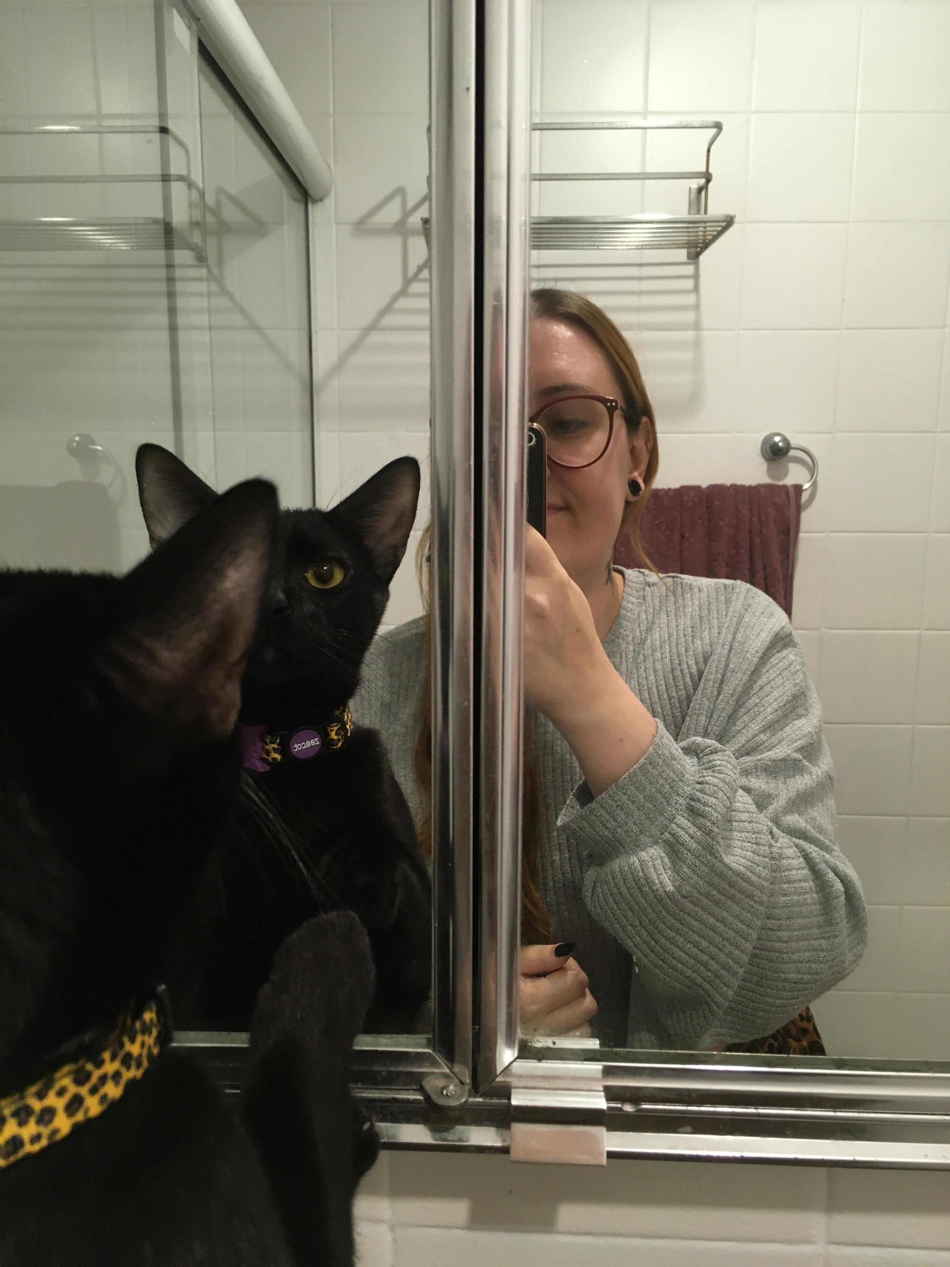 Em um dia comum, enquanto se prepara para dormir, Raissa percebe Déjà sobre a pia e decide registrar o momento através do espelho. Naquele período, eram apenas os dois dividindo a casa. A fotografia captura um instante espontâneo da rotina compartilhada, em que o gesto simples de olhar se transforma em memória.