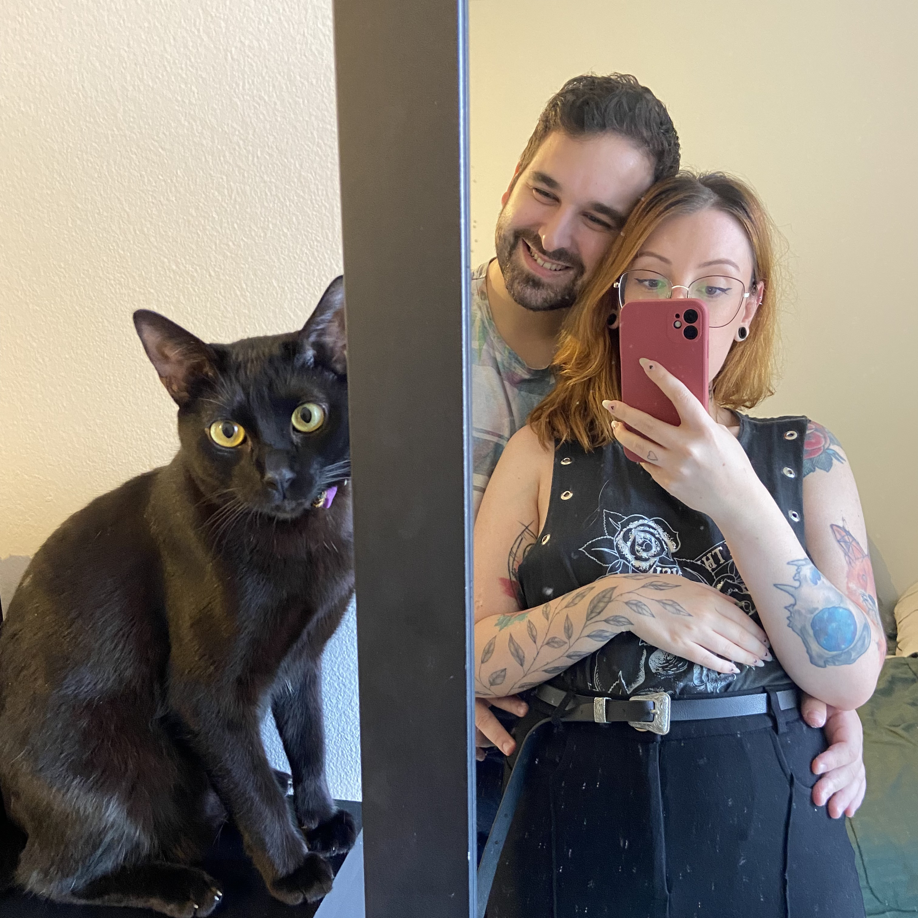 Raissa, Victor e Déjà aparecem juntos na primeira fotografia que os reúne. Para conseguir o registro, utilizam o reflexo do espelho, criando um enquadramento indireto. Essa é a primeira foto dos três juntos, com um truque. Foi o jeito que encontraram de registrar todos no começo do namoro.