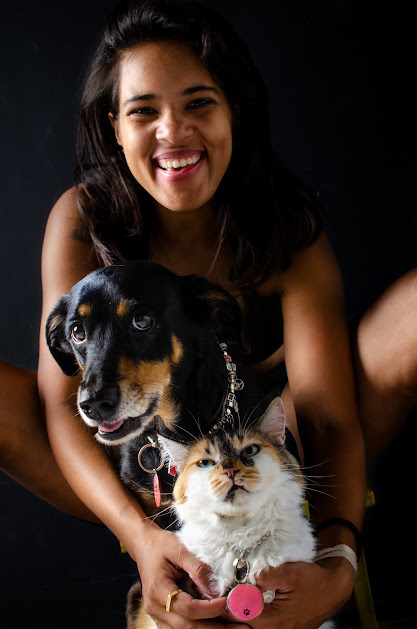 Essa é a primeira e única foto profissional, até o momento, de Rafaela com sua gata e sua cachorra juntas. A imagem a emociona porque a faz lembrar da infância, quando escrevia em seu diário que queria ter um cão, na época sonhava com um York, e também porque sempre desejou ter uma gata tricolor. Mais tarde, quando morou sozinha em um pensionato, chegou a ter uma gata assim, mas precisou devolvê-la ao pet shop. Hoje, com Nala e Mel, essa foto tem ainda mais significado: Nala recebeu o nome por causa do filme favorito de Rafaela, O Rei Leão, e Mel porque ela já teve uma porquinha-da-índia chamada Mel que viveu seis anos com ela. O mais especial é que Rafaela nunca imaginou tirar uma foto profissional com suas companheiras, e isso aconteceu cinco dias após seu aniversário, como um presente inesperado.