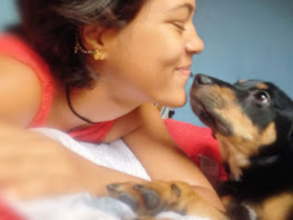 A primeira imagem de Rafaela com sua cachorra Mel foi registrada em 2015, logo após o resgate. Na época, ela estava se separando de um relacionamento e quase deixou a casa onde morava, mas a dona do imóvel a convenceu a ficar, permitindo que tivesse um cachorro. Foi então que Rafaela soube que o filho da senhora maltratava uma cachorra e decidiu buscá-la. Às 19h, acompanhada de amigos, foi até a casa do rapaz, na mesma rua, e trouxe Mel consigo. Surpreendentemente, ao subir a escadaria, a cachorra encontrou o caminho certo até a casa de Rafaela, que deduz que foi guiada pelo cheiro já impregnado no local. Ao entrar, Mel se esticou no colchão no chão e chegou a cheirar os porquinhos-da-índia que Rafaela criava. Nesse momento, Rafaela tirou uma foto, registrando o olhar da cachorra. O nome Mel, embora negado várias vezes como referência à porquinha-da-índia que havia falecido meses antes, acabou se tornando uma ligação afetiva entre as duas histórias, e Rafaela passou a acreditar nessa conexão.