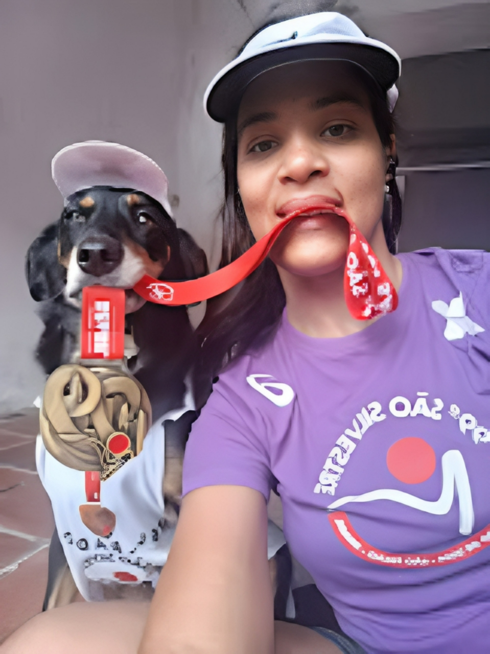 Rafaela sempre guardou na memória as tardes de Ano Novo no Paraná, quando sua família se reunia para comer rabanada e assistir pela TV à corrida de São Silvestre. Desde pequena, imaginava como seria estar ali, mesmo sem acreditar que isso pudesse acontecer. Após a separação dos pais, mudou-se para São Paulo com a mãe e manteve a tradição de acompanhar a prova pela televisão. Em 2024, decidiu se preparar fisicamente e organizar-se para participar da corrida. No dia 1º de janeiro de 2025, realizou o sonho de infância: esteve presente na 99º edição da Corrida Internacional de São Silvestre, acompanhada de sua cachorra Mel, caminhando sem medo de ser uma das últimas. Para Rafaela, foi um momento único e emocionante, a concretização do desejo que havia cultivado desde menina.