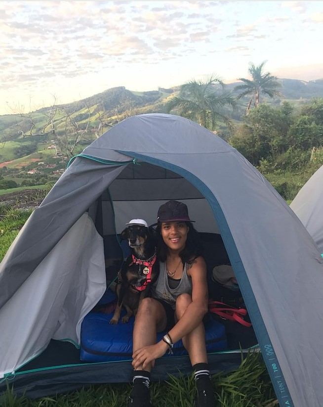 A fotografia foi registrada em dezembro de 2023, em Rio do Peixe, interior de São Paulo, durante o primeiro acampamento de Rafaela, experiência que também foi inédita para Mel, sua fiel companheira de quatro patas. Elas subiram um morro de mata por alguns minutos até chegar ao topo, onde montaram barracas e acenderam uma fogueira. A noite foi difícil, com frio intenso e muitos mosquitos, o que a impediu de dormir. Ainda assim, às três da manhã, Rafaela levantou-se para registrar uma das cenas mais lindas de sua vida: o nascer do sol na colina. Mel se divertiu durante o dia no meio da mata, mas também sofreu com o frio da noite.