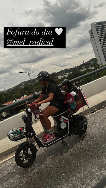 No início de 2024, Rafaela ganhou uma scooter no programa do Ratinho. Pouco tempo depois, decidiu usá-la para ir até Osasco andar de skate com sua cachorra Mel. No caminho, atravessaram uma ponte, algo não muito recomendado, mas a experiência marcou aquele dia. A alegria, no entanto, durou pouco: o módulo da scooter molhou e queimou, e como não havia peça de reposição, Rafaela perdeu o produto inteiro. Meses mais tarde, comprou outra scooter, menor e mais simples, que permanece com ela até hoje. Para Rafaela, esse episódio simboliza tanto a empolgação de uma conquista inesperada quanto a resiliência de seguir em frente com novas escolhas.
