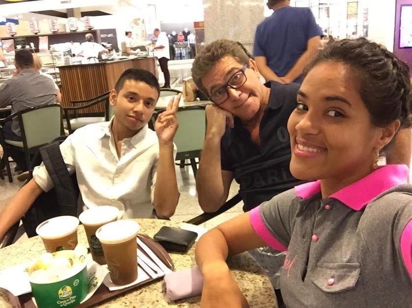 Essa foi a última foto de Rafaela ao lado do pai, Augusto, e do irmão Murillo. Depois desse momento, Murillo decidiu se afastar da família, influenciado pelas palavras da mãe, que dizia que ninguém queria ver ou saber de ninguém. Desde então, Rafaela procura notícias do irmão, tentando descobrir onde ele está e como está, mas nunca obteve respostas. O pai, Augusto, vive hoje em Foz do Iguaçu na Avenida das Cataratas, acompanhado de seus cachorros. Para Rafaela, essa imagem guarda não apenas o registro de um encontro, mas também o peso da despedida silenciosa e da saudade que permanece.