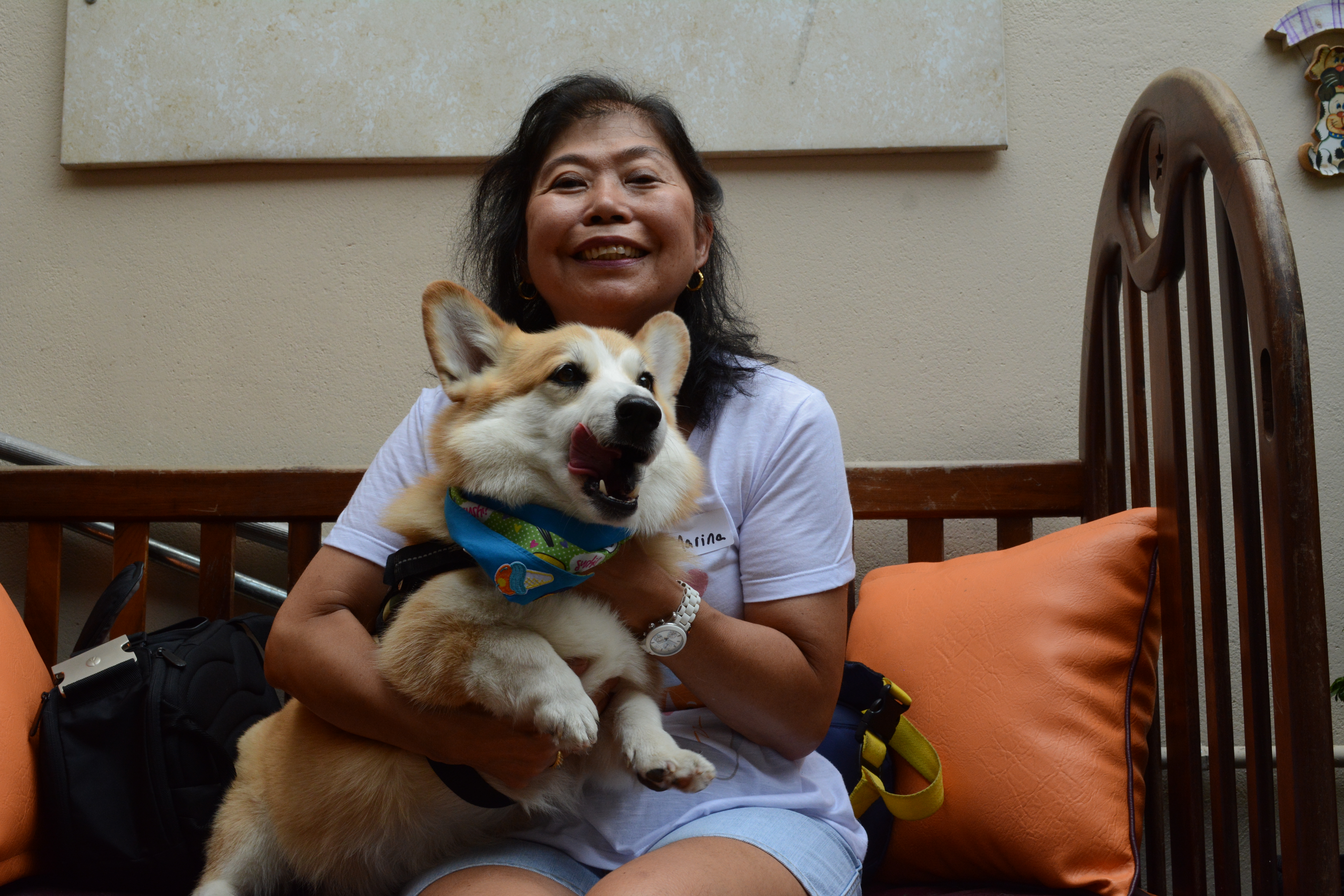 Marina e Toddy compartilham um instante de alegria durante o encontro de cães no bairro Campo Belo, em um Dia das Mães. O olhar atento e o sorriso de ambos revelam a força da amizade entre humanos e animais, refletindo a dedicação de Marina à saúde e ao cuidado, agora estendida também através do trabalho voluntário de Toddy na ONG Terapia Cão Carinho.