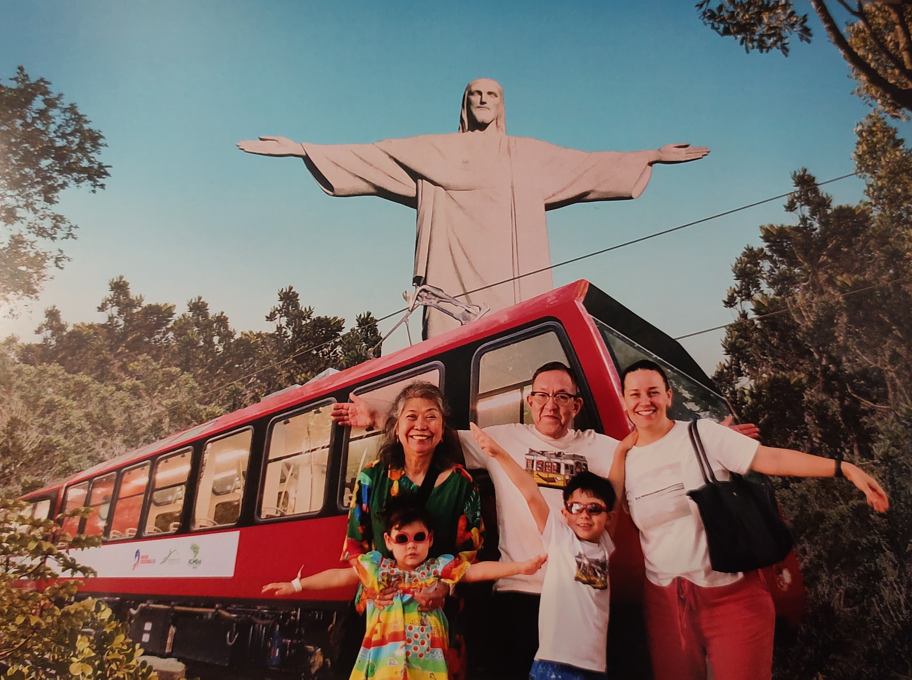Em setembro de 2023, Marina viveu um passeio turístico especial no Rio de Janeiro. Ao lado de seu esposo Marcelo, da nora Lívia e dos netos Elisa e Daniel, subiram juntos de bondinho até o Corcovado para contemplar o Cristo Redentor. Para as crianças, que ainda não conheciam o Rio, a experiência foi marcada pela animação e pelo encantamento diante da grandiosidade da cidade e da presença dos avós.