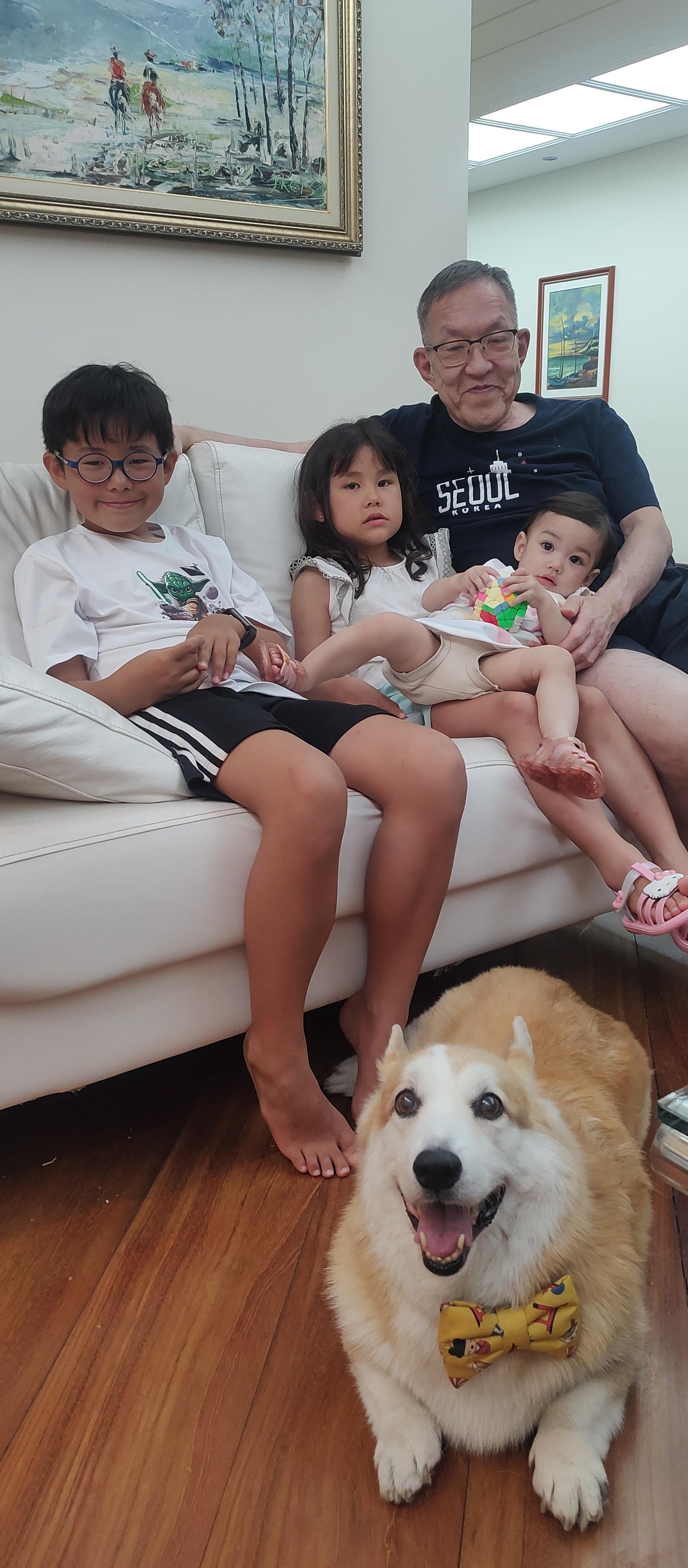 A família de Marina se reuniu para celebrar a chegada de um novo ano. Na imagem estão os netos Daniel e Elisa, Marcelo - marido de Marina - , a neta Isadora e Toddy, o corgi que acompanha a família em tantos momentos. O encontro aconteceu na residência de uma tia, em meio a tios e primos, em clima de confraternização e esperança.