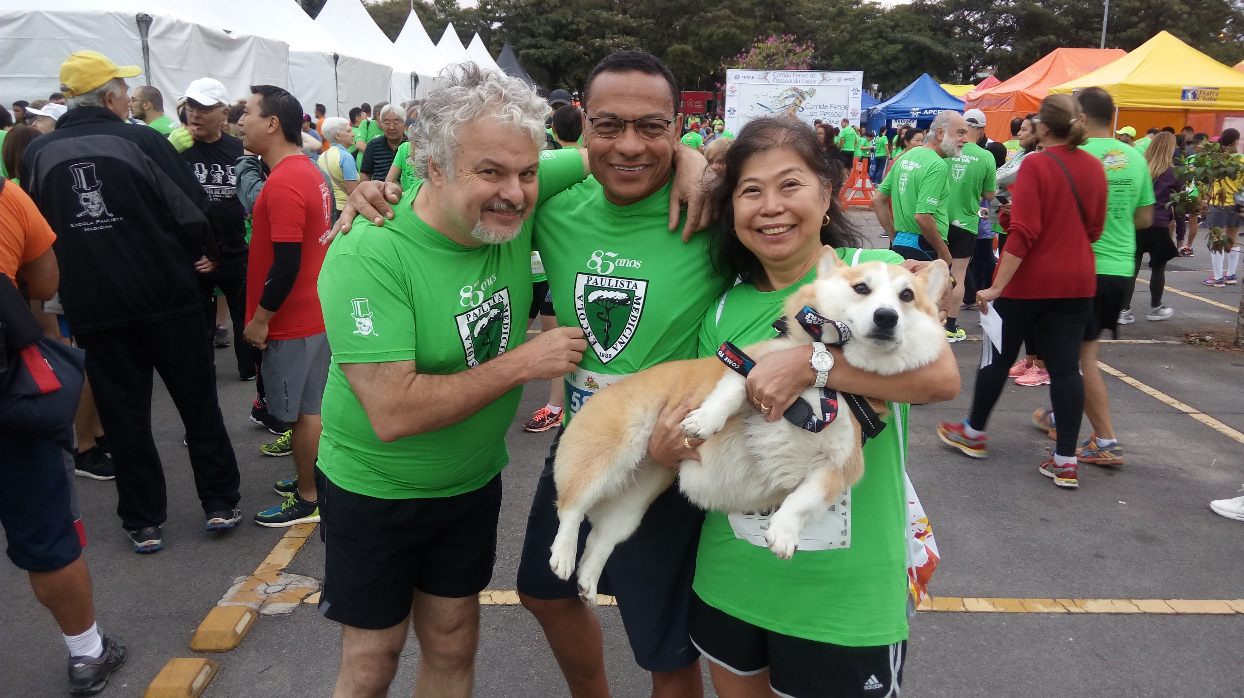 Na região do Ibirapuera, Marina participou da Corrida e Caminhada da Graacc ao lado de seus amigos Ricardo e Gerson, colegas da Escola Paulista de Medicina, e de Toddy, o corgi que a acompanha. Esses encontros tornaram-se tradição, fortalecendo laços de amizade e memória. A fotografia guarda o espírito de solidariedade e reencontro, revelando como a prática esportiva e o vínculo afetivo com o cão se entrelaçam em momentos de celebração da vida.