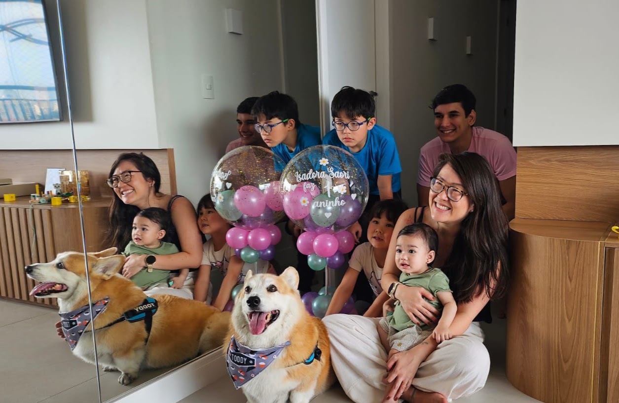 Em novembro de 2025, a família se reuniu para celebrar o primeiro aniversário de Isadora, neta de Marina. Na imagem estão os netos Daniel e Elisa, o genro Vicente, a filha Thaís, a pequena aniversariante Isadora e Toddy, o corgi que acompanha tantas memórias familiares.
