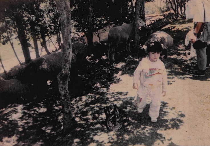 A fotografia foi feita no Parque La Venezuela de Antier e mostra Oriana caminhando livremente entre as árvores. Ela se lembra do riacho que atravessava o parque, onde gostava de colocar a mão para sentir a água fria correr entre os dedos. O som da correnteza chamava sua atenção e permanece vivo em sua memória, ainda hoje apreciado.