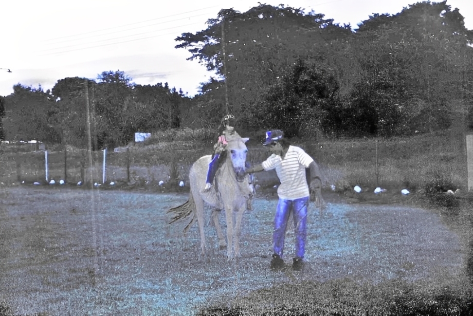A fotografia mostra Oriana acompanhada de um monitor durante sua montaria nas planícies de Los Llanos, na Venezuela. Ela não lembra de muitos detalhes do dia, mas recorda que foi a primeira vez que comeu empanadas de carne de cavalo, ainda se lembra do sabor. O prazer de andar a cavalo, que sempre a encantou, aparece vivo nessa lembrança, combinando o gosto, o movimento e a paisagem plana e aberta das planícies.