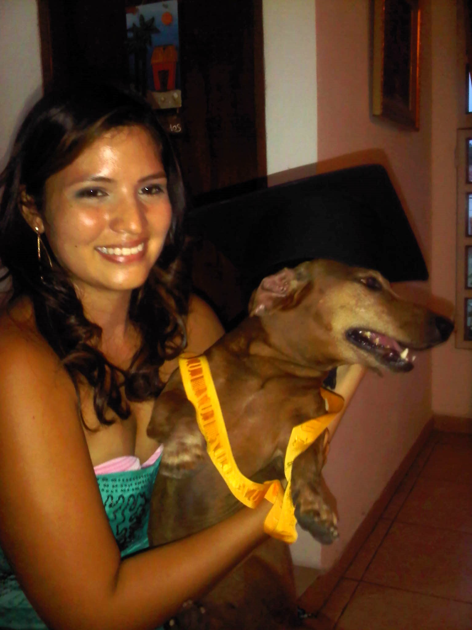 A fotografia registra o dia em que Oriana recebeu seu diploma de veterinária. Canito, o dachshund que foi companheiro de seus estudos, ganhou destaque: Oriana o homenageou com sua medalha na frente de todos em casa, celebrando junto o esforço, a dedicação e a presença constante desse amigo tão especial.
