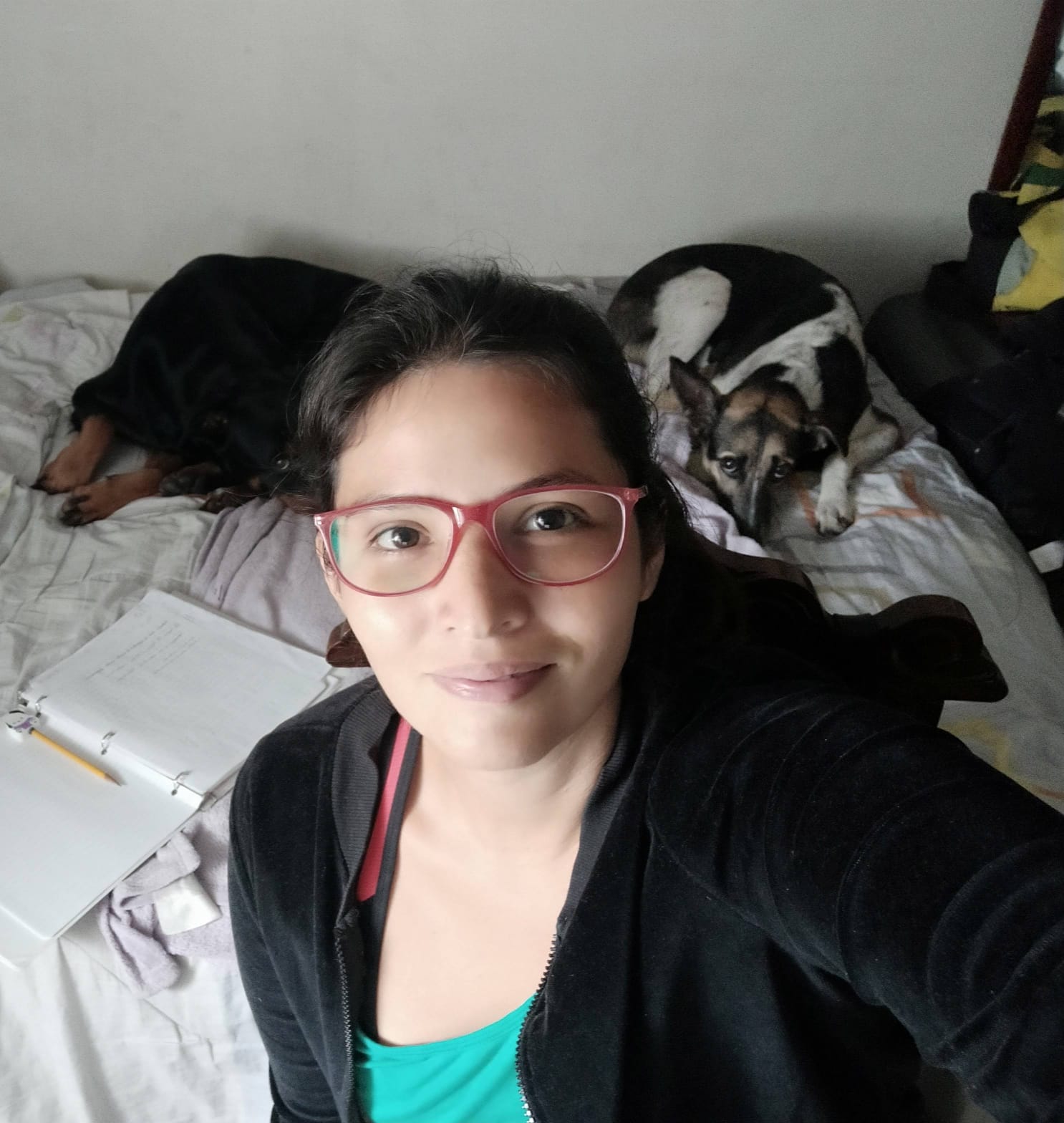 Oriana guarda com orgulho a lembrança do período em que Marta e Tomasa, depois de meses de disputas e frustrações, finalmente encontraram um modo de conviver em paz. Oriana lembra que foi Marta quem iniciou os conflitos. A reconciliação veio de forma curiosa: ao perceberem que, brigando, não poderiam subir na cama, Marta e Tomasa escolheram a calma como caminho. Essa mudança coincidiu com um momento de concentração intensa para Oriana, que se preparava para o exame do Butantã. Enquanto ela estudava, as duas permaneciam por perto, oferecendo companhia silenciosa e inesperadamente harmoniosa.