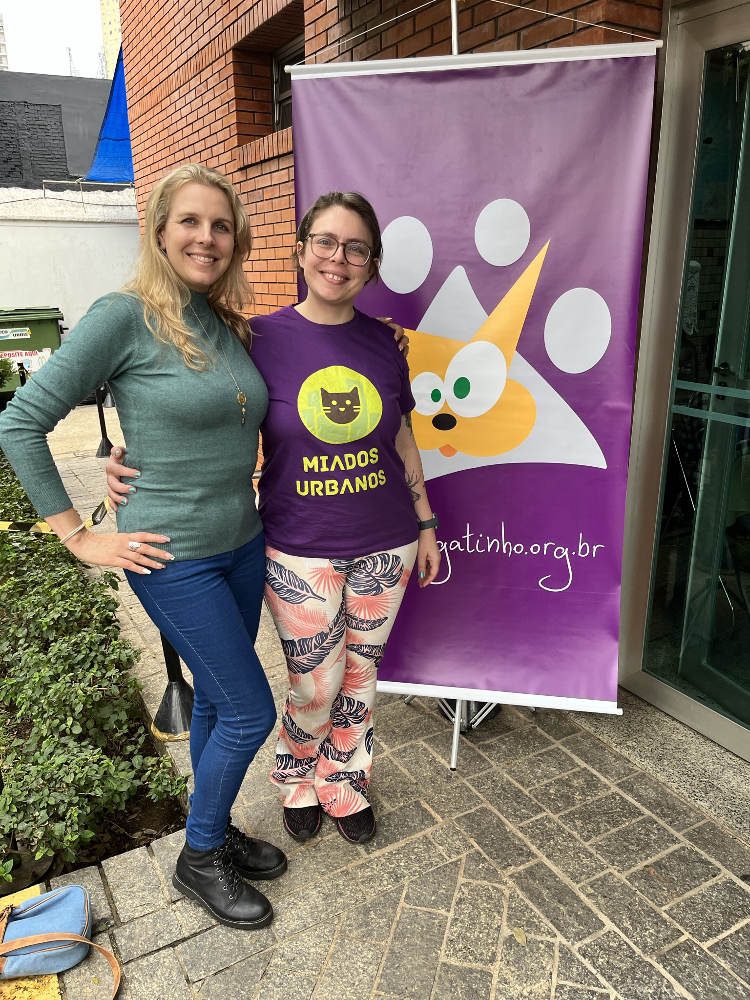 Registro realizado em julho de 2023 durante a Festa Junina da ONG Adote um Gatinho. Christiane participa do evento ao lado da amiga Cibelle, integrando a equipe da ONG Miados Urbanos, com o objetivo de divulgar o projeto e fortalecer redes de proteção e conscientização sobre a causa animal.