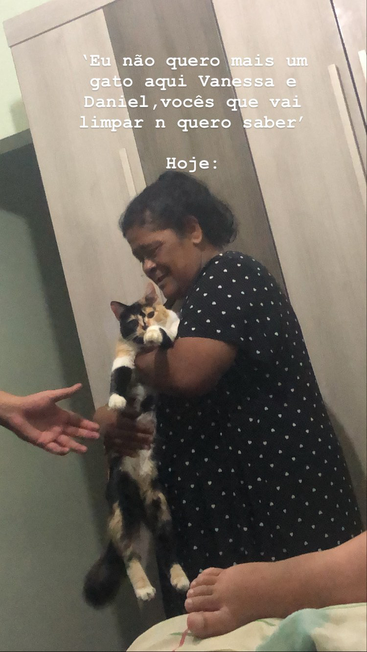 Marlene, mãe de Daniel, aparece ao lado de Nina, uma de suas gatas. Até então, ela dizia não gostar de gatos, mas a convivência com Nina transformou essa relação. A fotografia surge como um gesto consciente de registro, uma forma de guardar o momento em que a resistência dá lugar ao cuidado. A imagem revela como o afeto pode nascer de maneira inesperada, redesenhando vínculos e ampliando os laços entre humanos e animais dentro do espaço familiar.