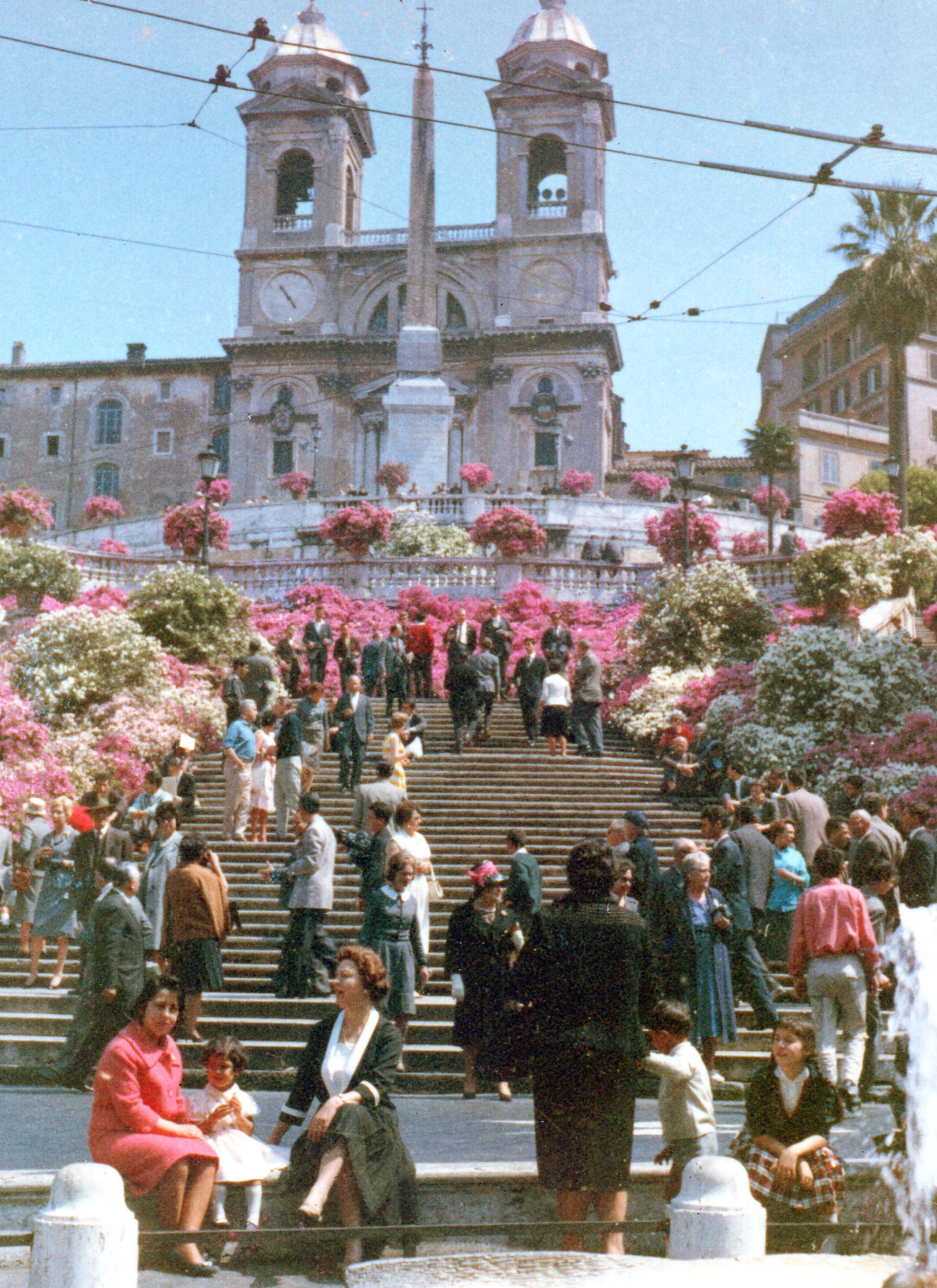 Sentada com minha mãe e a Gabriella na Piazza di Spagna em Roma, que foi o primeiro lugar que eu reconheci.