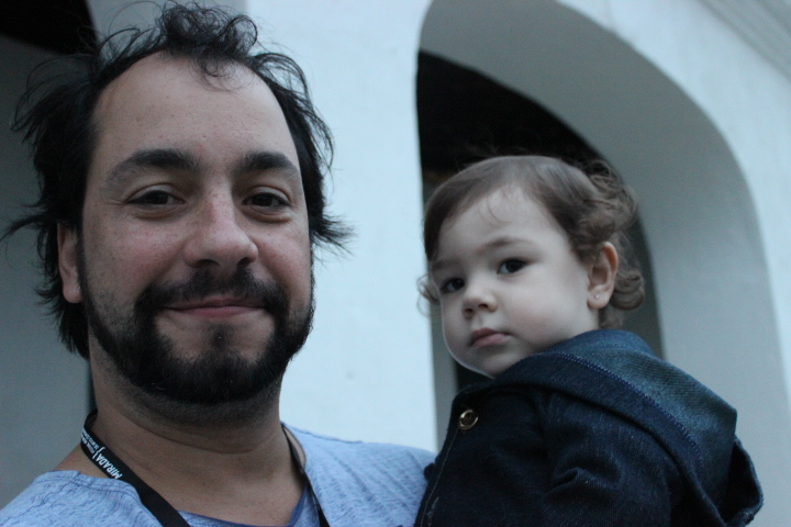 No Forte de Guarujá, visto de Santos. Tiramos essa foto durante o Festival Mirada. No Forte, apresentamos a peça onde, quando criança, brincava, fui escoteiro e pintei as paredes.
Lembro da plateia cheia e, por isso, minha mãe não conseguiu entrar. Na hora da interação com a plateia, sentei ao lado de uma mulher que tinha o mesmo nome que da minha mãe: Lucia!
Nesta foto, estou com minha única sobrinha, a Ana Beatriz.