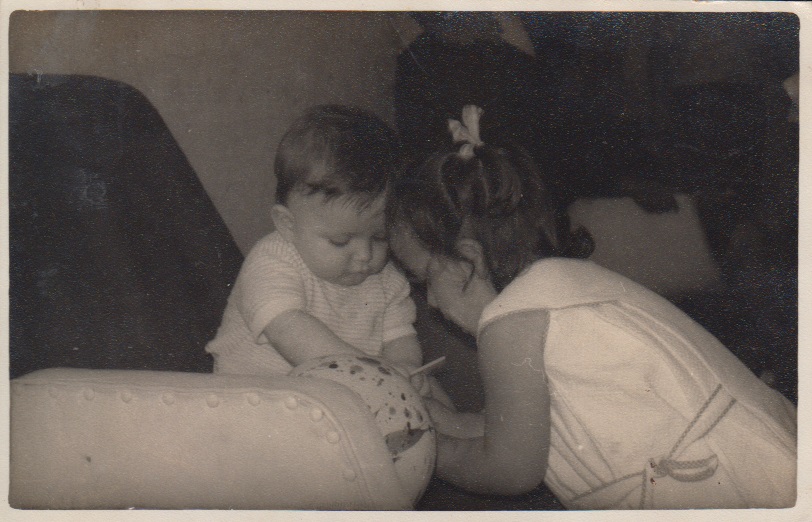 Estava ensinando meu primo Alexander a escrever ou desenhar. Como disse na entrevista, desde cedo tenho uma postura de ensinar, de querer ensinar as crianças, de ser uma professorinha. Foto tirada na antiga casa no Brooklin.