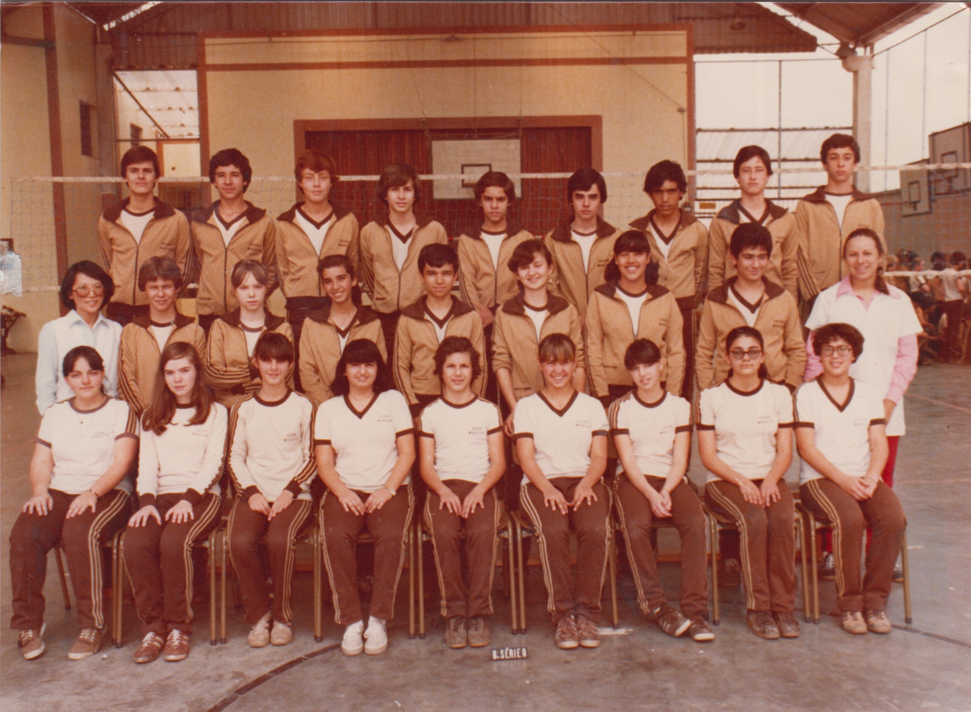 Foto clássica e brega de escola: foi a primeira escola particular que cursei (Colégio Magister), em uma época em que muitas greves estavam acontecendo no sistema público: o que foi decisivo para que os meus pais me colocassem numa escola particular. Mais tarde, voltei a dar aula na mesma escola. Sou a primeira (da esquerda) na fileira de baixo.