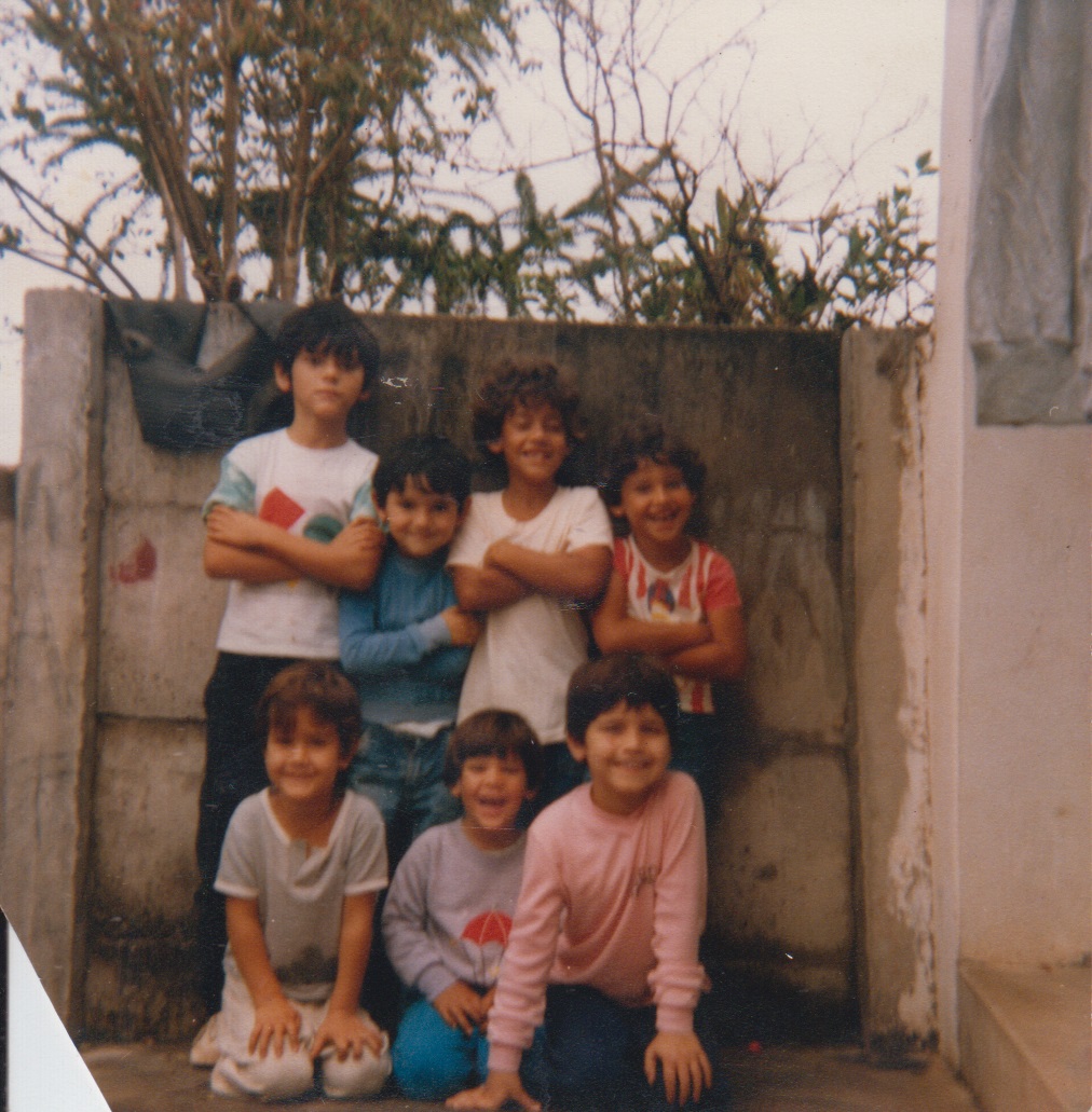 Gangue de primos: Rafael Corrêa Amorim (irmão), Rodolfo, Rodrigo Corrêa de Andrade, Rudy Corrêa de Andrade, Elóy André Corrêa de Almeida, Rui Corrêa de Andrade e Amilton Meirelles Corrêa de Almeida.

Brincamos muito de polícia e ladrão, nos dividiam em times. Passamos muito tempo próximo ao muro, que dividia o terreno com o do vizinho (dona Zaira). Essa foto foi feita logo atrás tem um pé de pitanga, onde também passamos muito tempo pegando as frutas.