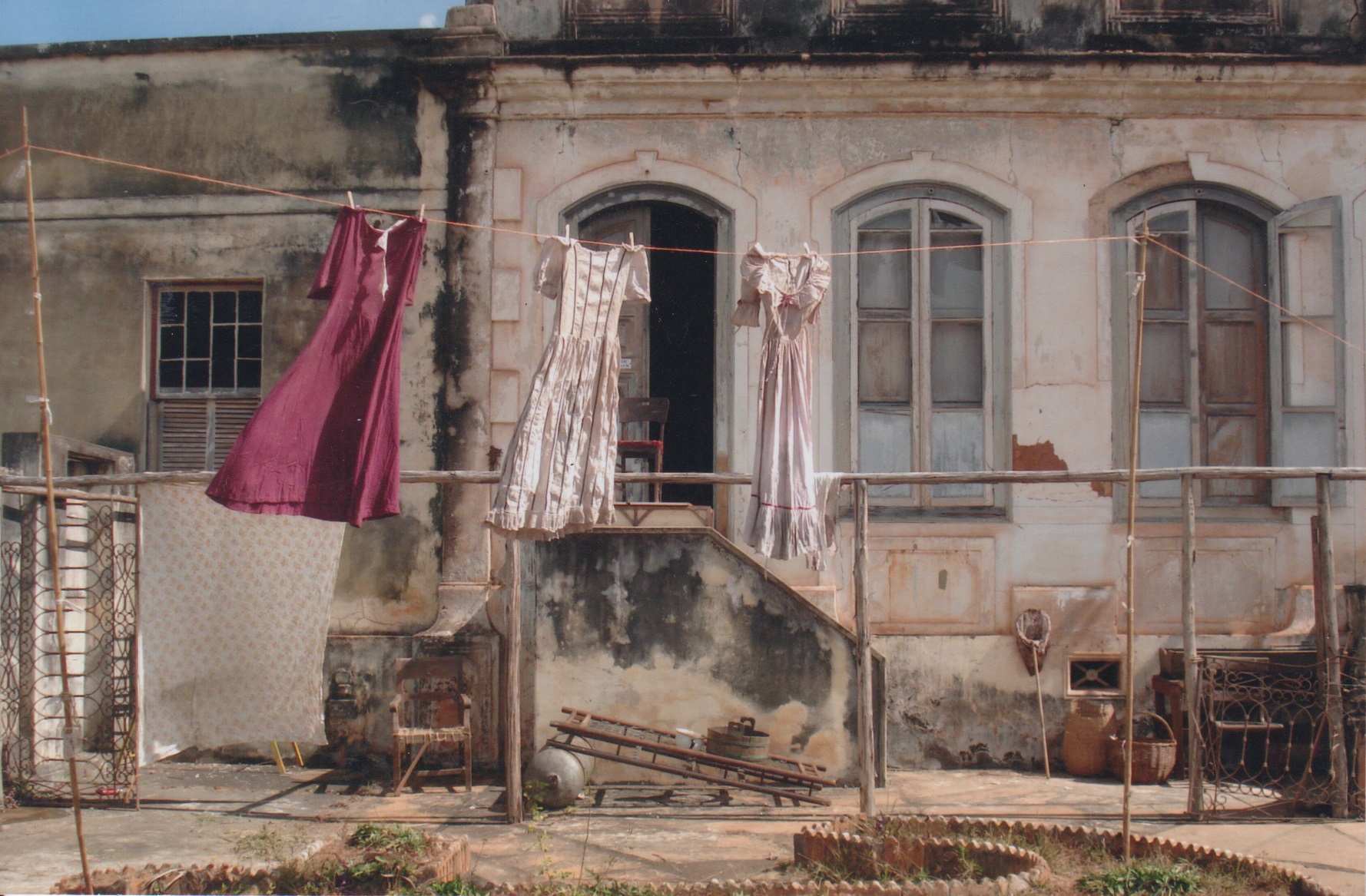As três florzinhas: cenário de Hygiene, os vestidos são das três mulheres (Noêmia, Vera e Aurora) do personagem Edmundo, o Mundo (interpretado por mim). O local é Diamantina (MG), ao lado de um Hospital Psiquiátrico. A foto representa, para mim, o Grupo XIX, apesar dos integrantes não estarem na foto. Foi a primeira peça que eu fiz junto ao Grupo e não tinha ideia, na época, que continuaria fazendo a peça por muitos anos – o que traz muitas ressignificações para o grupo.

São muitos os elementos da foto que representam a foto: o botijão de gás que era usado para o som de sino, a cadeira... E são muitas as fotografias em vários lugares do mundo com essa cena.