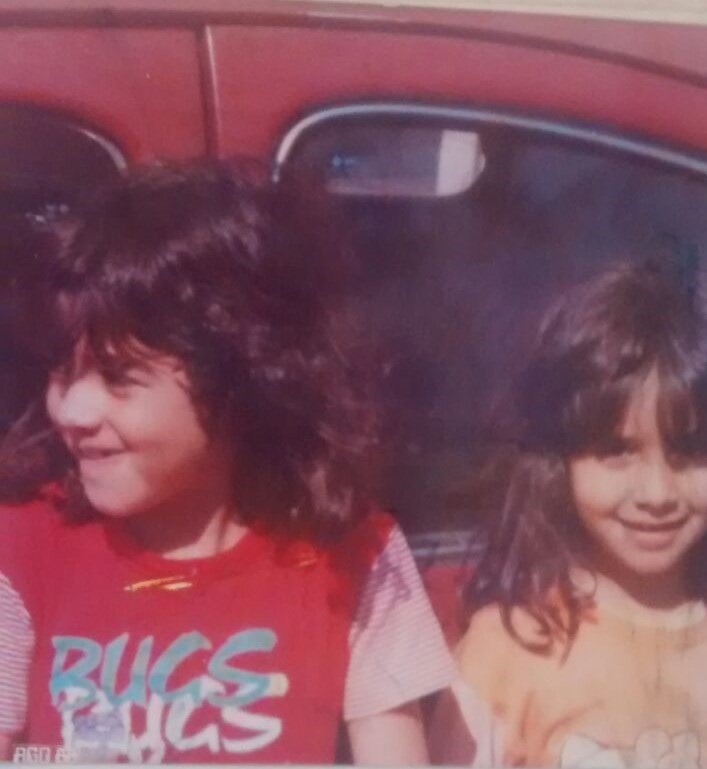 Foto tirada junto a minha irmã caçula, Joice, em frente ao comércio dos nossos pais em Franco da Rocha, onde passamos toda nossa boa infância e adolescência juntas.