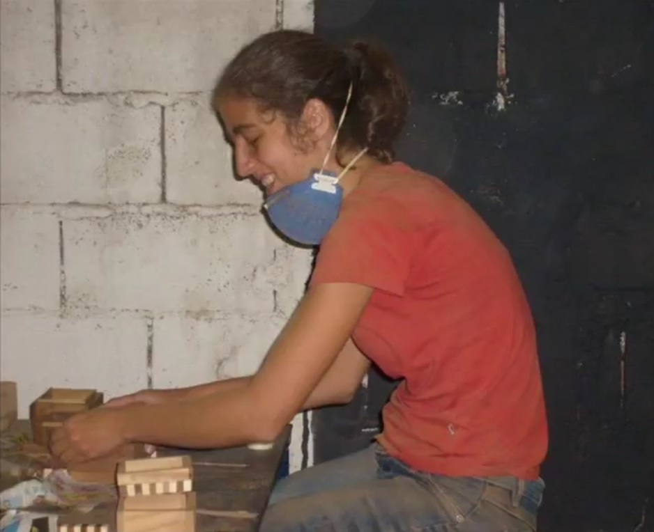 Trabalhando a arte da marchetaria na antiga oficina do Projeto Pinóquio, hoje atual sede da Comunidade Cultural Quilombaque.