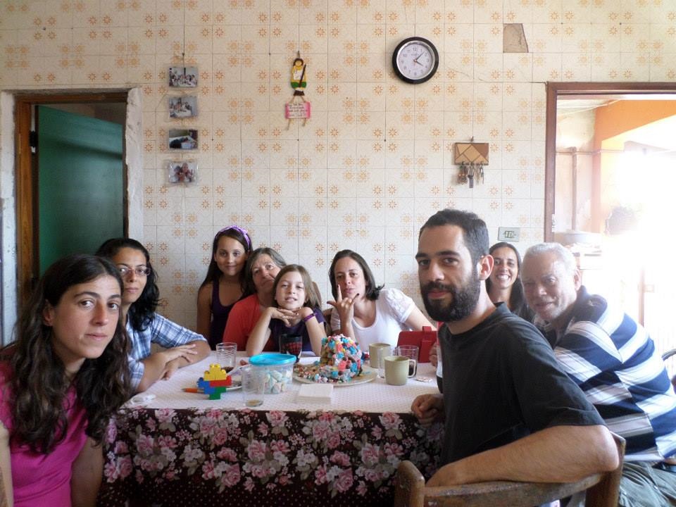 Comemoração do aniversário da minha irmã mais velha, Anjaina, na casa dos nossos pais em Perus. Da esquerda pra direita: eu, Anjaina (irmã), Julia (sobrinha), Angela (mãe), Ana Paula (sobrinha), Naima (irmã), Joice (irmã), Moacir (pai) e Fabio (irmão)