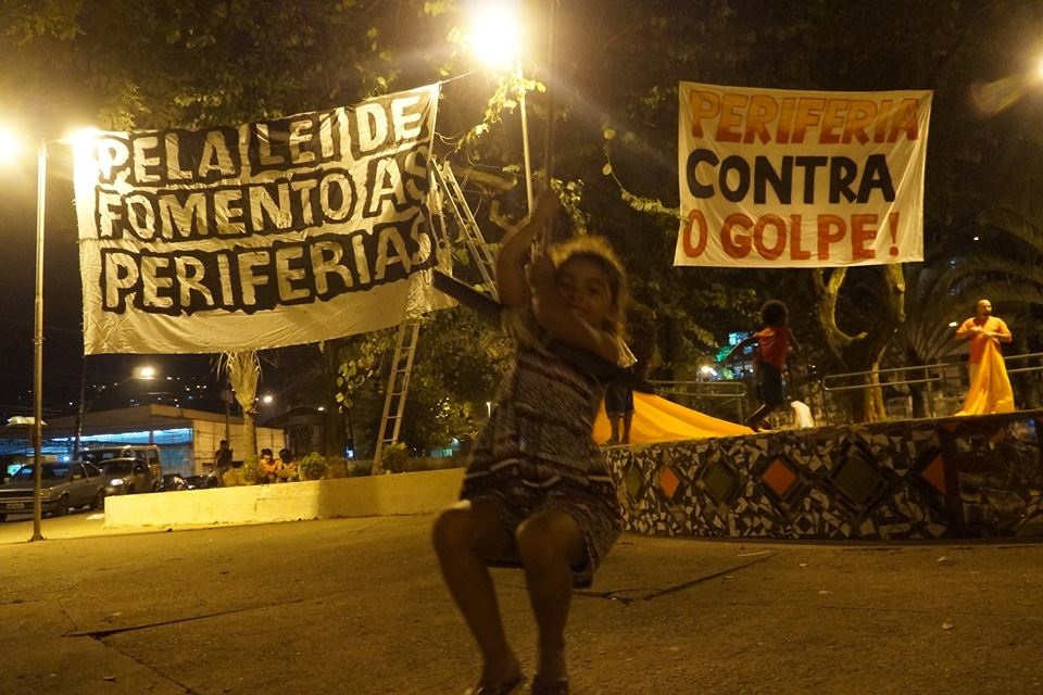 Minha filha caçula, Lana Albuquerque, no balanço da árvore na Praça Inácia Dias, nos preparativos de mais um sarau na praça. Sempre presente! Continuidade