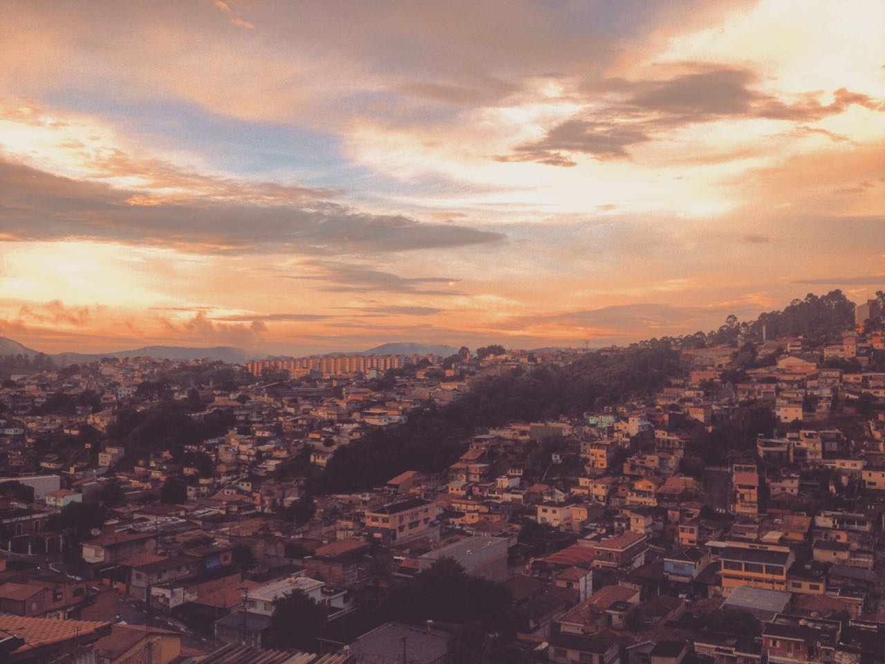 Subi na caixa d’água sozinho para ver o pôr do sol em Perus. Gosto dessa foto porque representa o bairro, a comunidade. Vista do mirante da caixa d’água, em Perus.