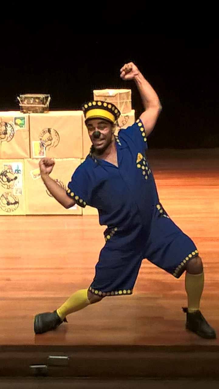 Na apresentação do espetáculo Mjiba, a boneca guerreira, da Cia. Trupe Liuds. Sou o Palhaço Candango, meu outro eu. Teatro CEU Perus.