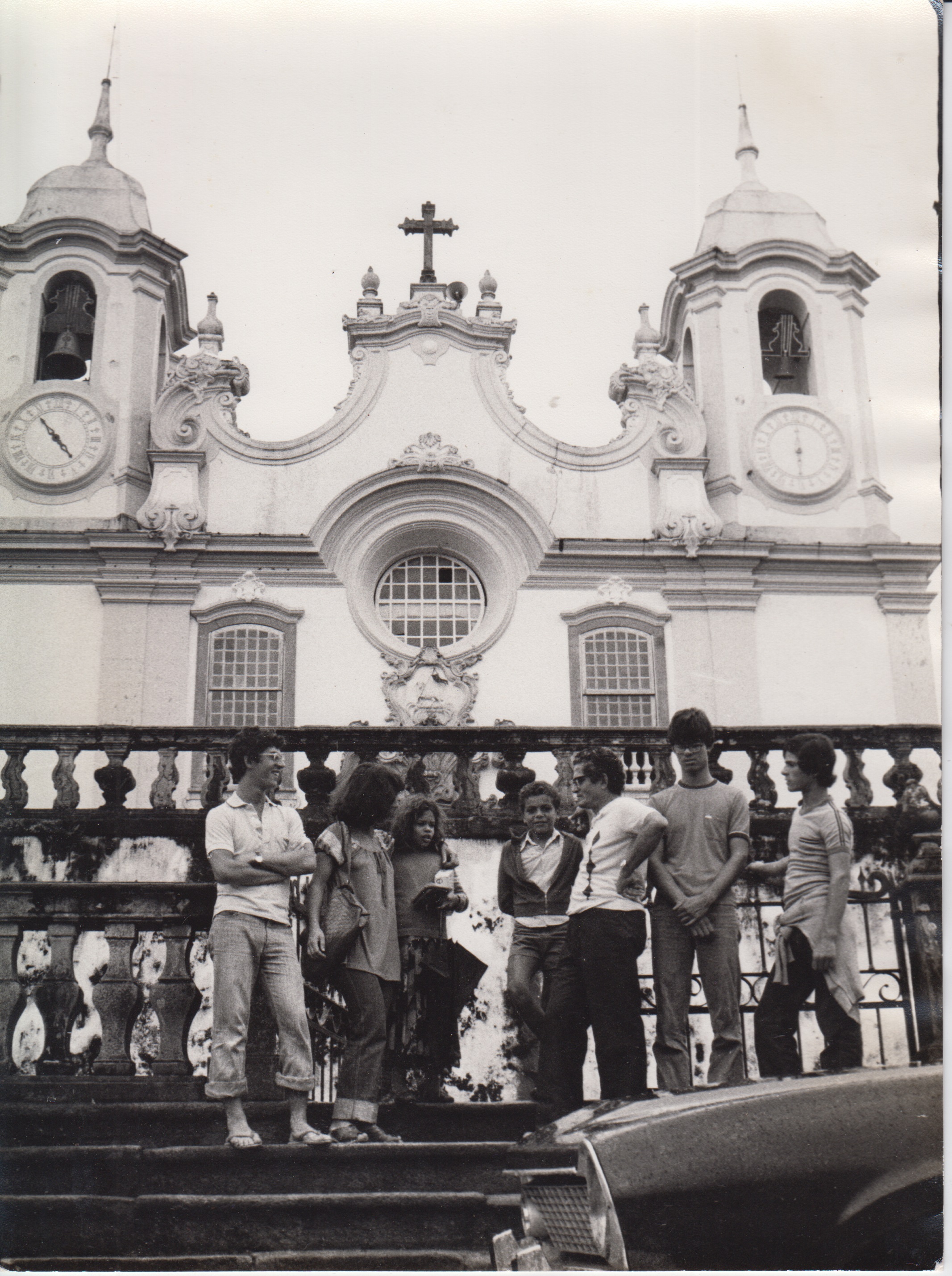 Viagem com meus pais para lugares de natureza ou de cultura. Eles gostavam de nos levar para uma vivência em lugares históricos. Na foto, meus pais tinham feito amizade com os dois garotos no centro, que foram os guias do nosso passeio. Eles sempre tinham facilidade em se aproximar das pessoas mais humildes. Na foto: Marcelo Fernandes Dias (irmão), Carmem Lídia de Souza Dias (mãe), ________, ________, Anderson Fernandes Dias (pai), Fábio Fernandes Dias e Maurício Fernandes Dias.