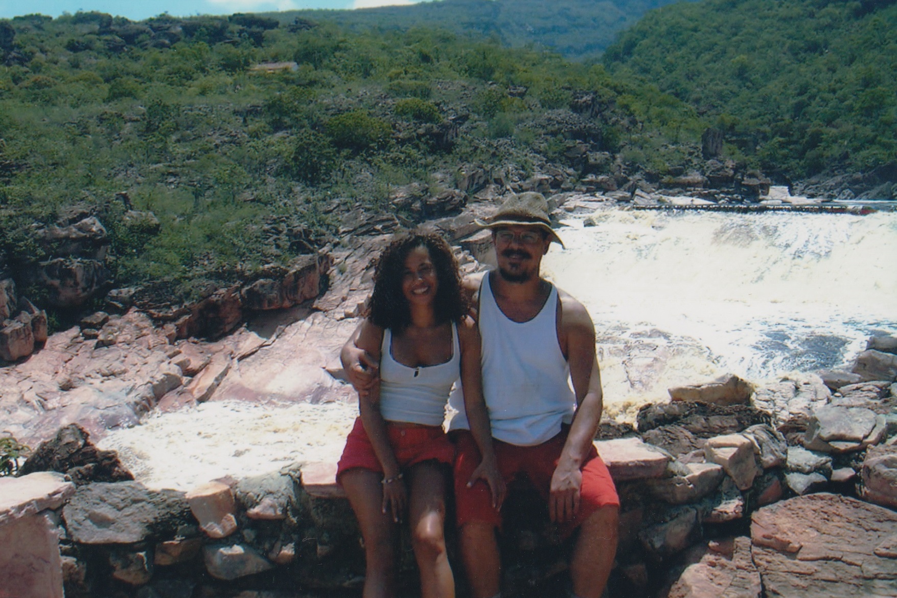 Primeira viagem que Paulo e eu fizemos juntos e que traz uma coisa que se repete nos nossos álbuns de família: de repente, os trabalhos de campo estão também no meio, ainda que o motivo da viagem não tenha sido o trabalho. Na foto, acontecia a Folia de Reis da Chapada. Estávamos passeando e passamos a acompanhá-los. De madrugada, acordamos para continuar acompanhando a Folia!