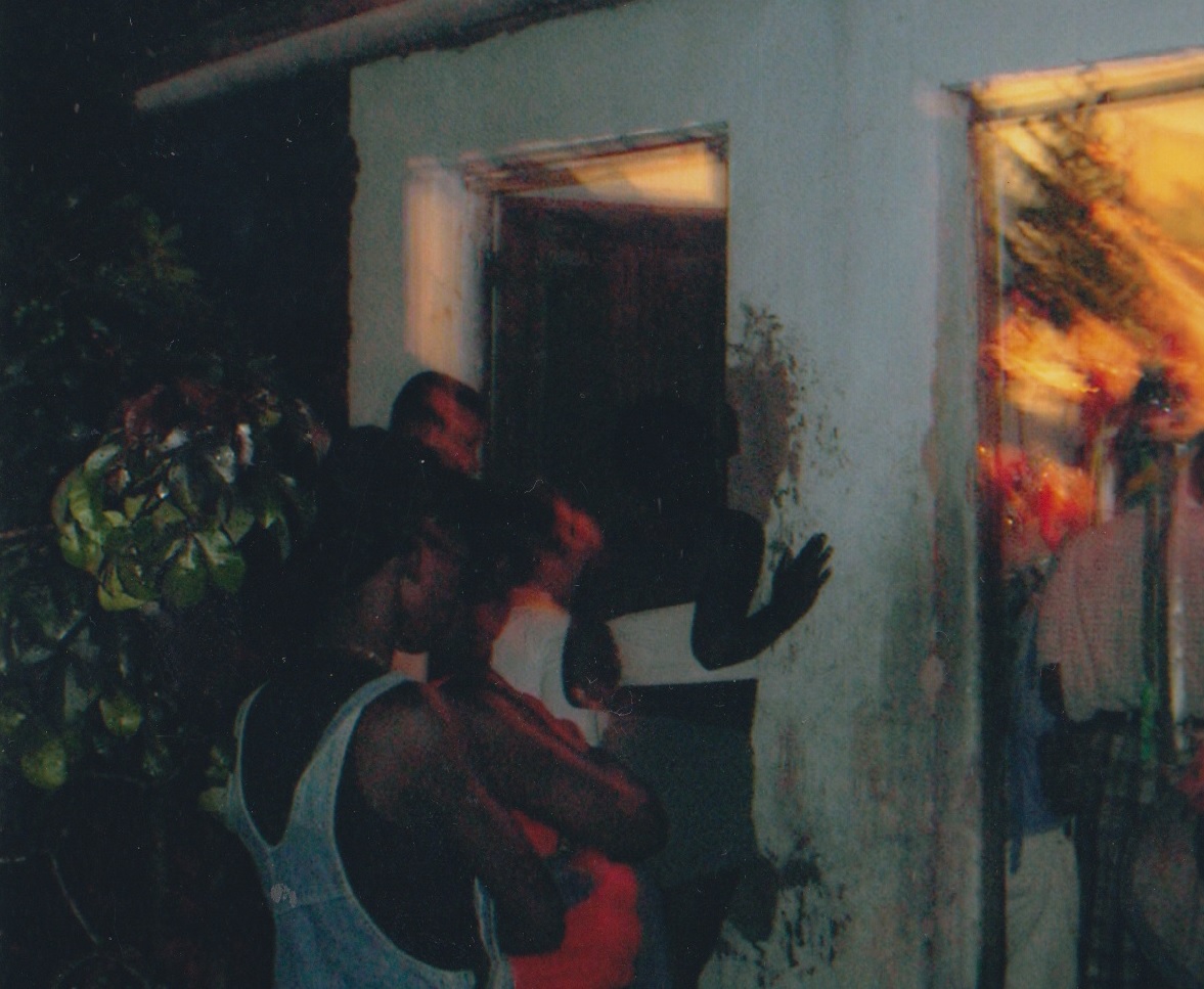 Primeira viagem que Paulo e eu fizemos juntos e que traz uma coisa que se repete nos nossos álbuns de família: de repente, os trabalhos de campo estão também no meio, ainda que o motivo da viagem não tenha sido o trabalho. Na foto, acontecia a Folia de Reis da Chapada. Estávamos passeando e passamos a acompanhá-los. De madrugada, acordamos para continuar acompanhando a Folia!