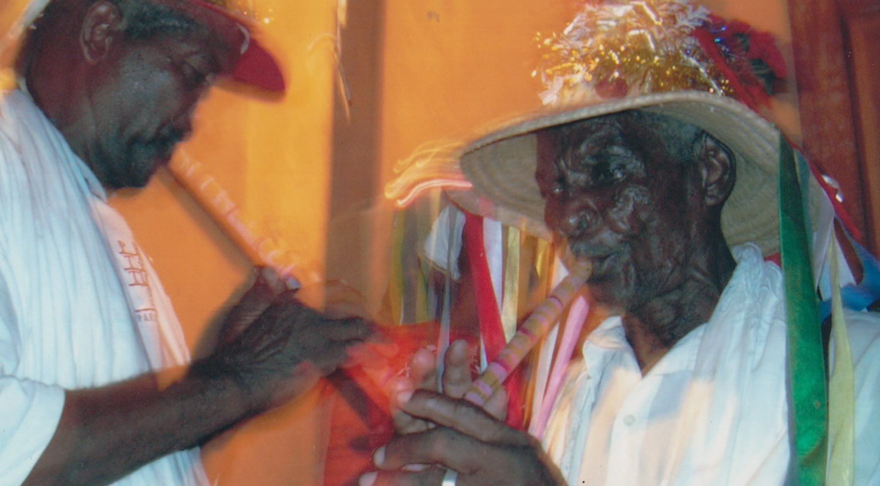 Primeira viagem que Paulo e eu fizemos juntos e que traz uma coisa que se repete nos nossos álbuns de família: de repente, os trabalhos de campo estão também no meio, ainda que o motivo da viagem não tenha sido o trabalho. Na foto, acontecia a Folia de Reis da Chapada. Estávamos passeando e passamos a acompanhá-los. De madrugada, acordamos para continuar acompanhando a Folia!