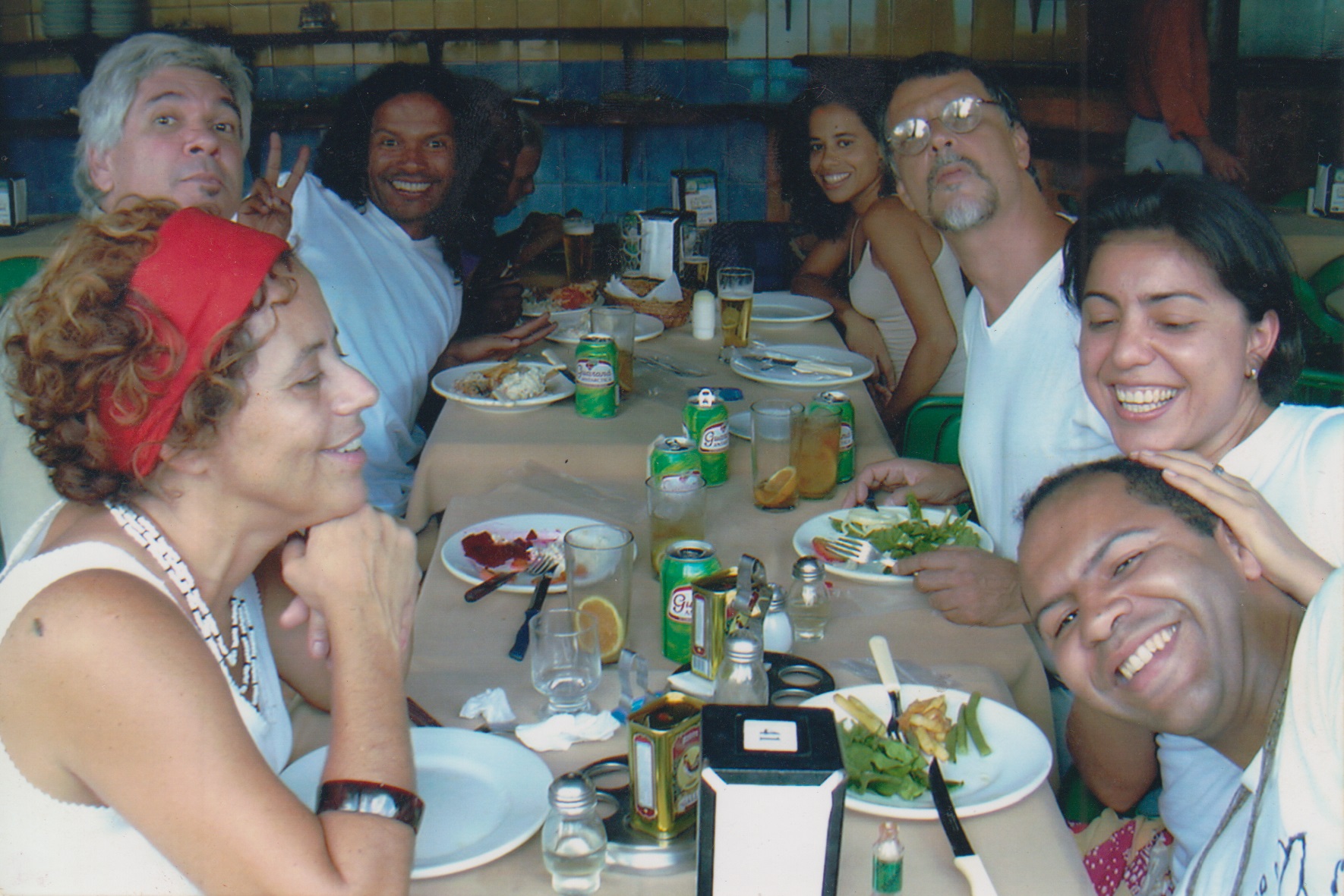 Filmagem do filme No repique do tambor, sobre o batuque de umbigada do Cachuera. Da esquerda para a direita: Mariana Monteiro, Aluísio Raolino, José Renato Nunes, Reverendo, ____, Vanusia, Rubens Xavier, Palena e Henri Durante