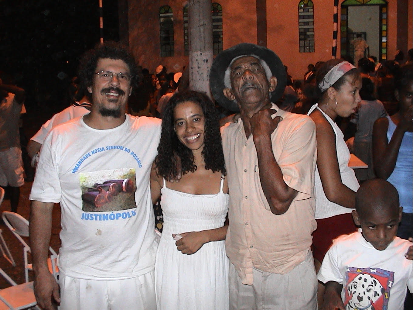 Paulo e eu na festa da irmandade de Nossa Senhora do Rosário de Justinópolis, com o grande nganga muquiche João Lopes. Foi a primeira festa de congados que fomos juntos. Na brincadeira, disse que estava abençoando o casal e que iria me ensinar a fazer uma reza para prender o Paulo.