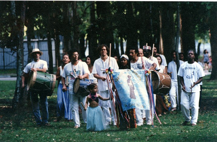 Chegada do grupo Cachuera! tocando congada no Pavilhão (hoje Museu Afro Brasil). Da esquerda para direita: Pixu Flores, Bia Siqueira, Paulo Dias, Andréa Valentin, Iara Dias, André Bueno, Lili do Nascimento, Beto, João Paulo, Matusalém Silvério, Cláudio Espíndola, _____, _____ e Daniel Reverendo